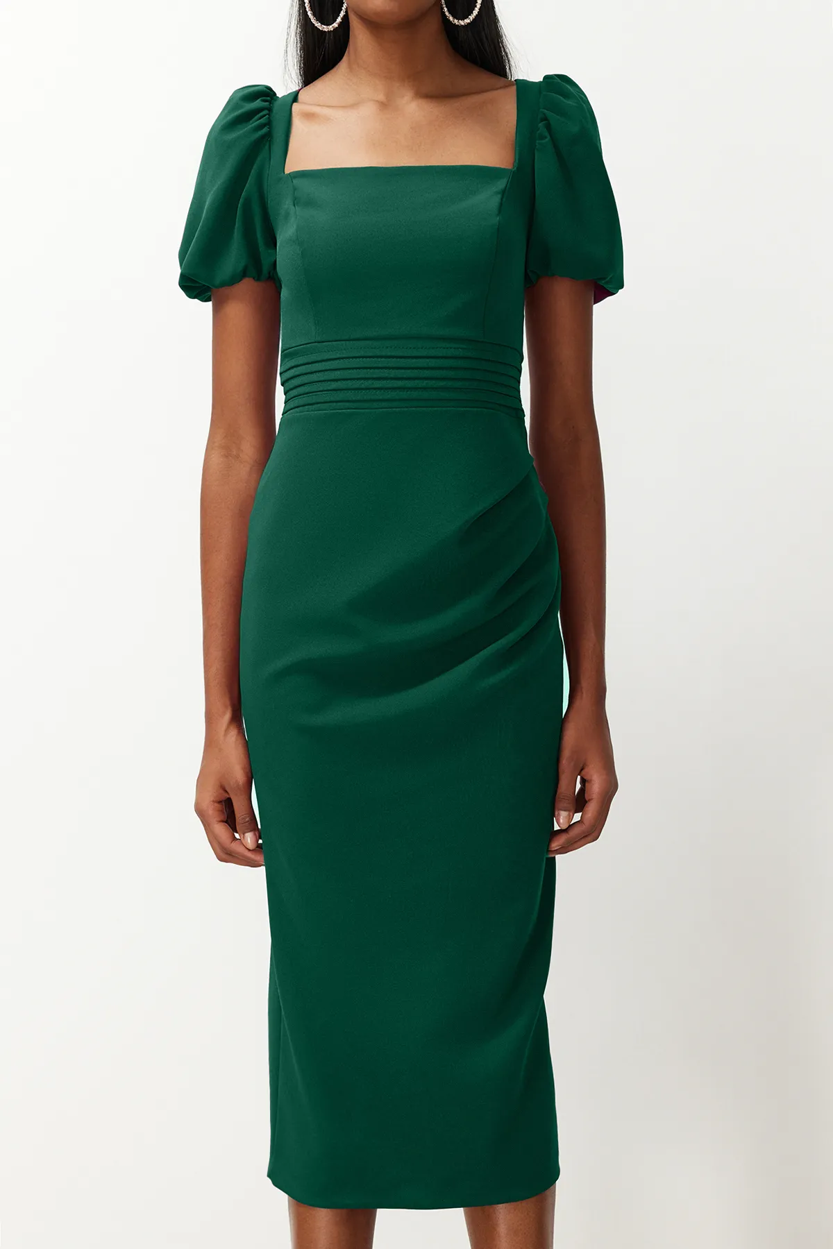 Trendyol Collection  Smaragdgrünes, figurbetontes Webkleid mit Taillendetail TPRSS24EL00158