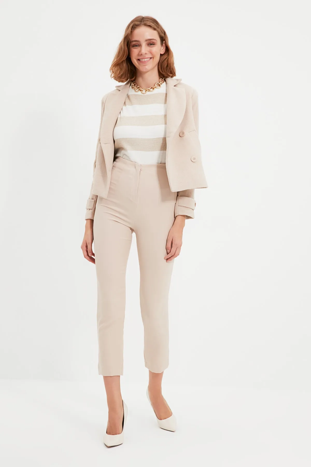 Trendyol Collection  Beigefarbene, zigarettengemusterte, knöchellange Webhose mit hoher Taille und Abnähern TWOSS20PL0515