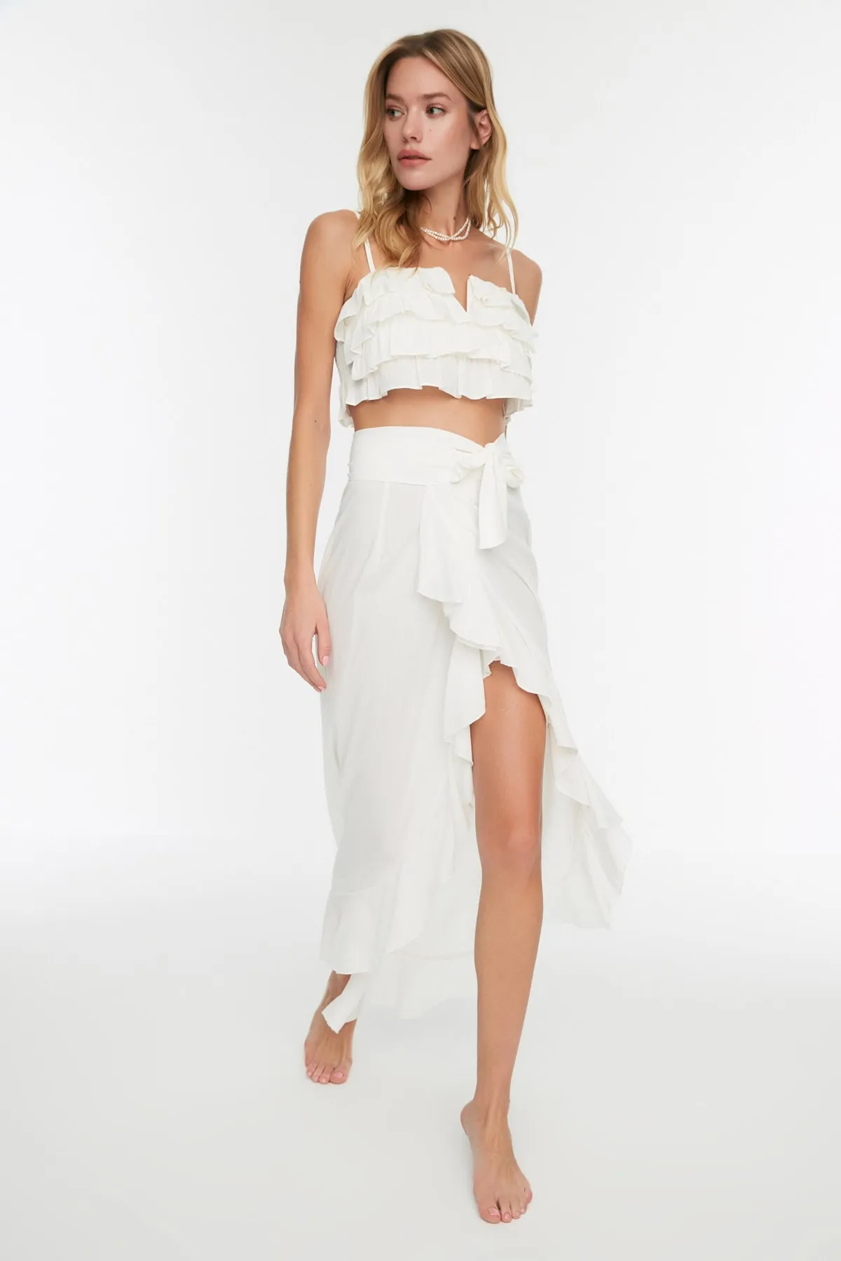 Trendyol Collection  Braut-Maxirock mit gewebtem Volant in Ecru TBESS19WV0004