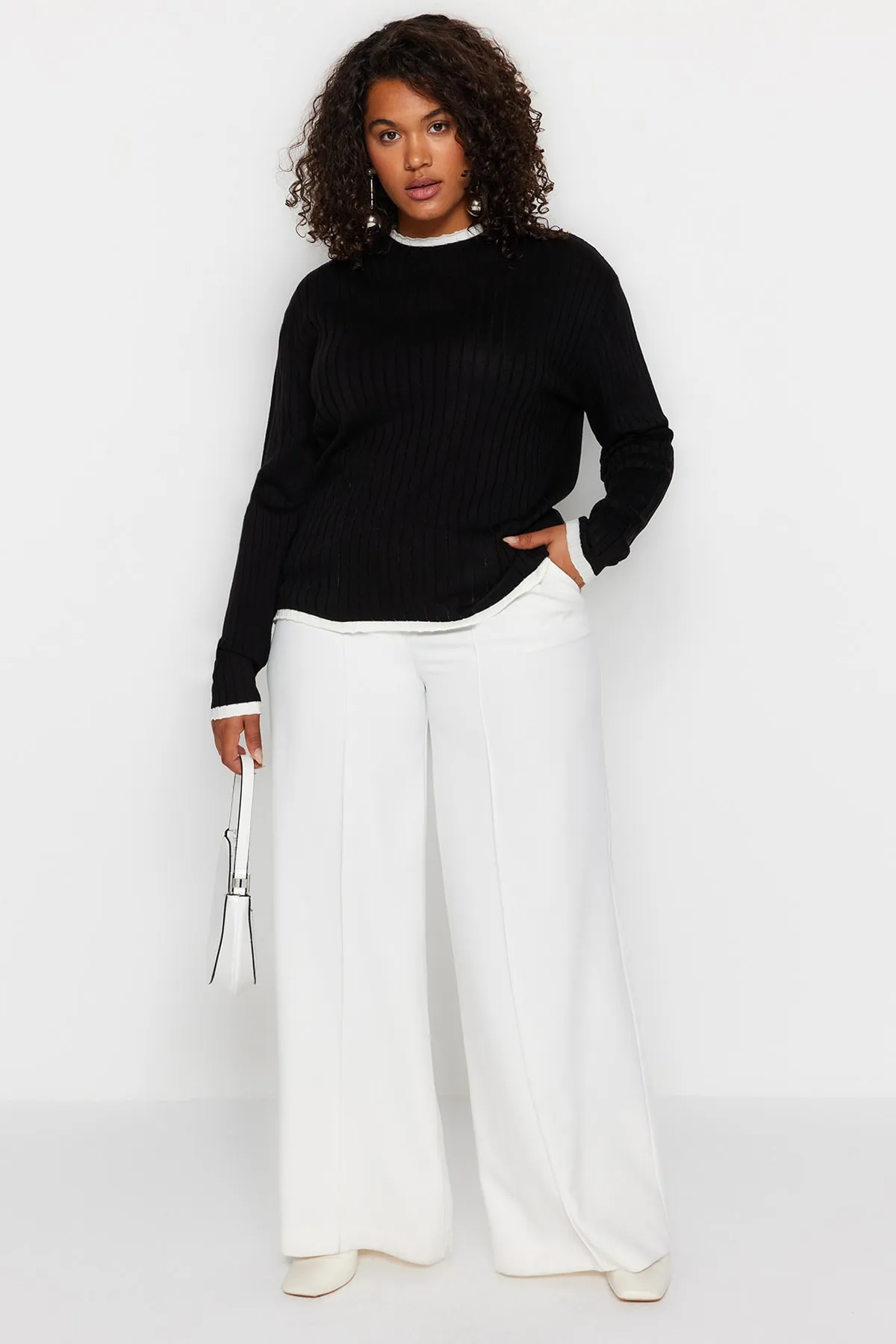 Trendyol Curve  Schwarzer, gestreifter Strickpullover mit detaillierten Details