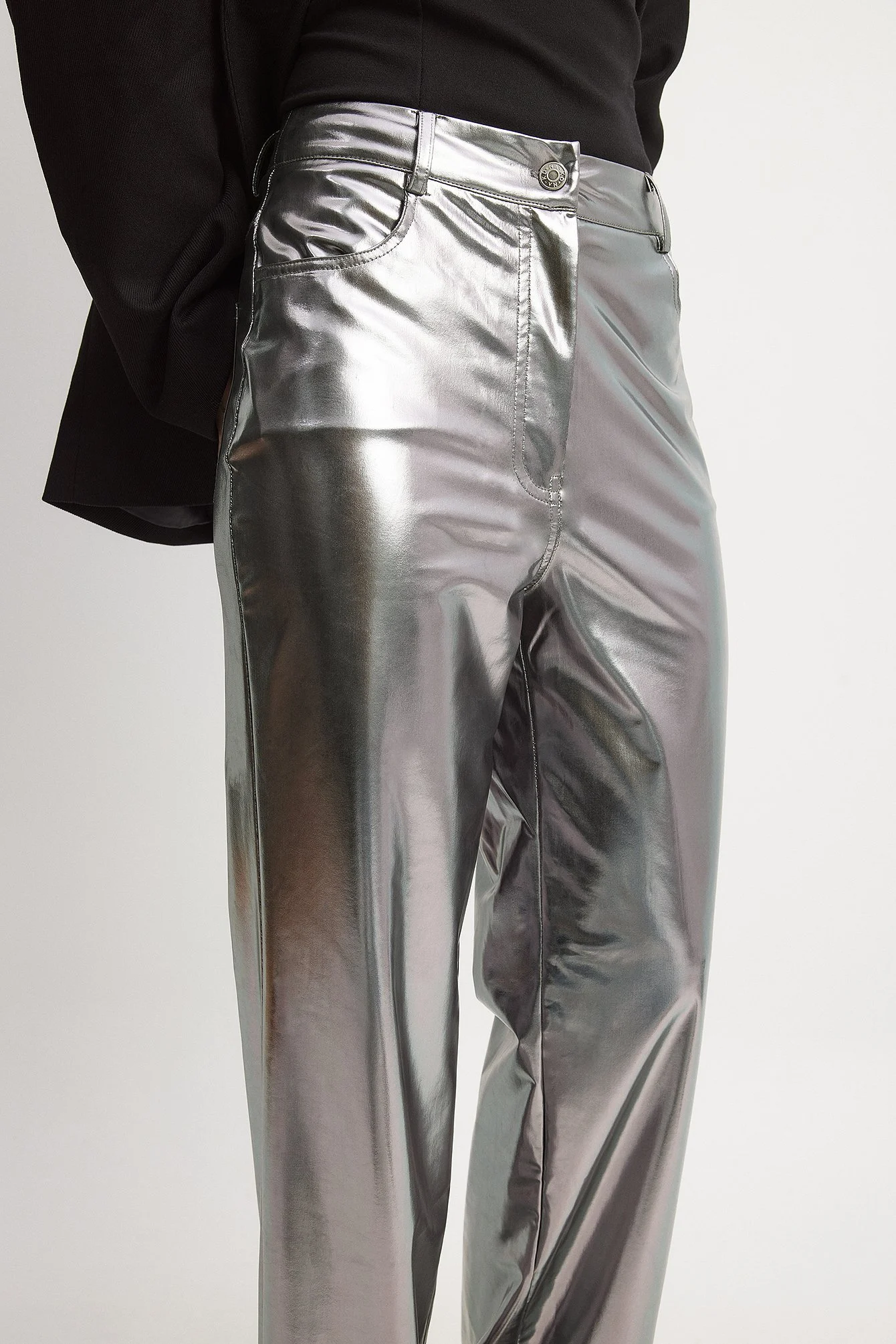 Glänzende Hose mit gerader Passform