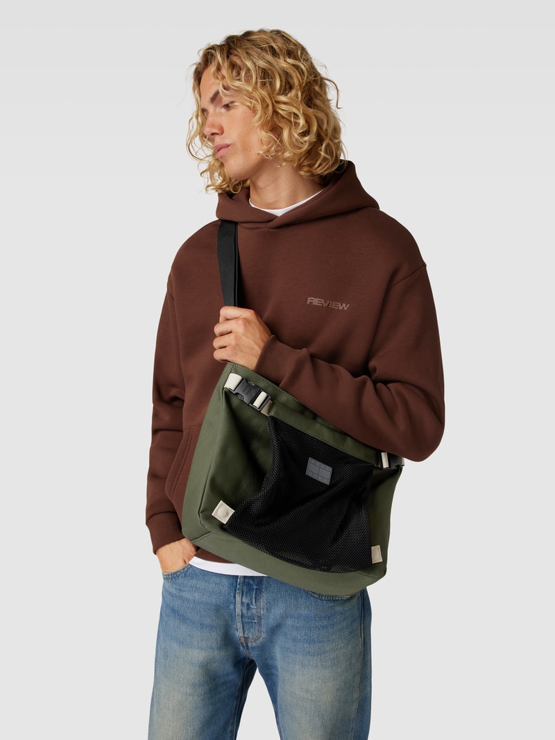 Umhängetasche mit Label-Patch in olivgrün