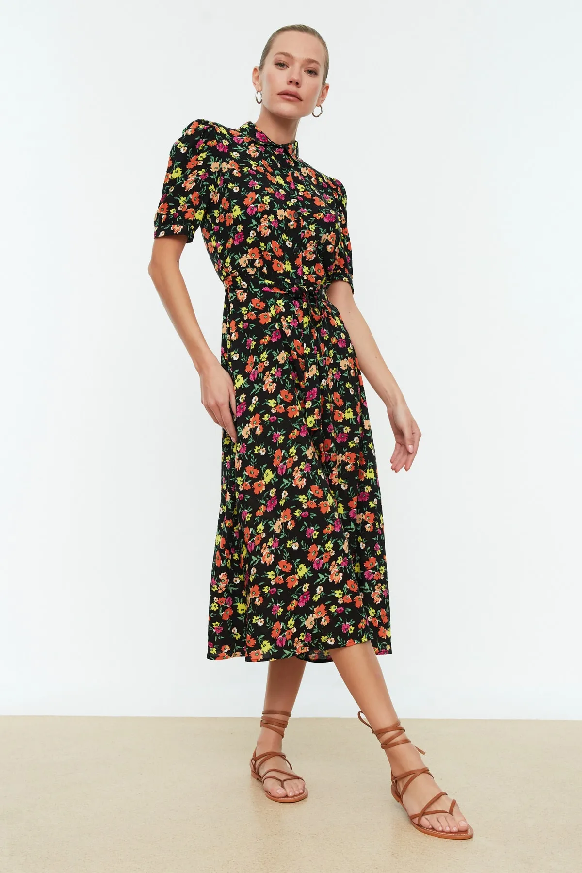 Trendyol Collection  Schwarzes, gewebtes Midi-Hemdkleid aus Viskose mit Blumendruck und Gürtel TWOSS20EL1559