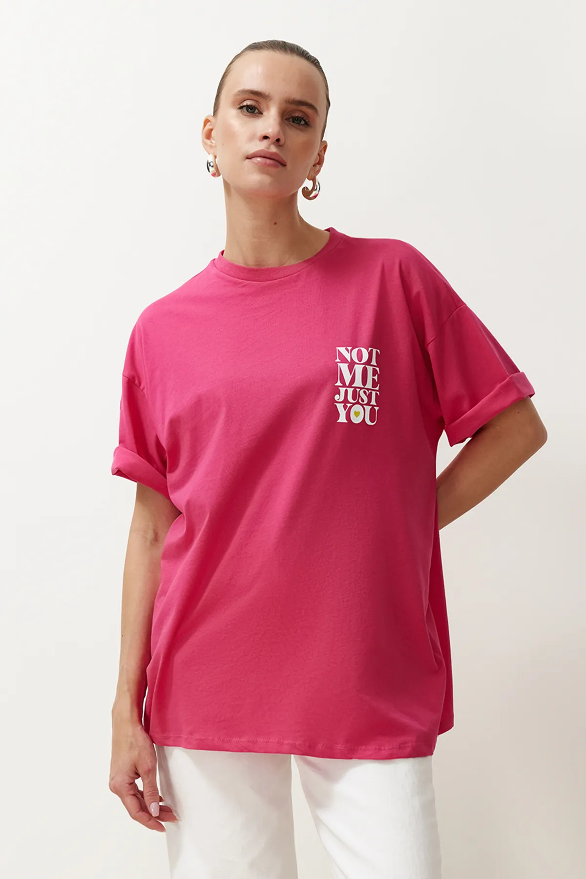 Trendyol Collection  Fuchsiafarbenes Strick-T-Shirt mit Slogan-Aufdruck aus 100 % Baumwolle auf der Rückseite und Vorderseite in Übergröße/bequemer Passform TWOSS24TS00235