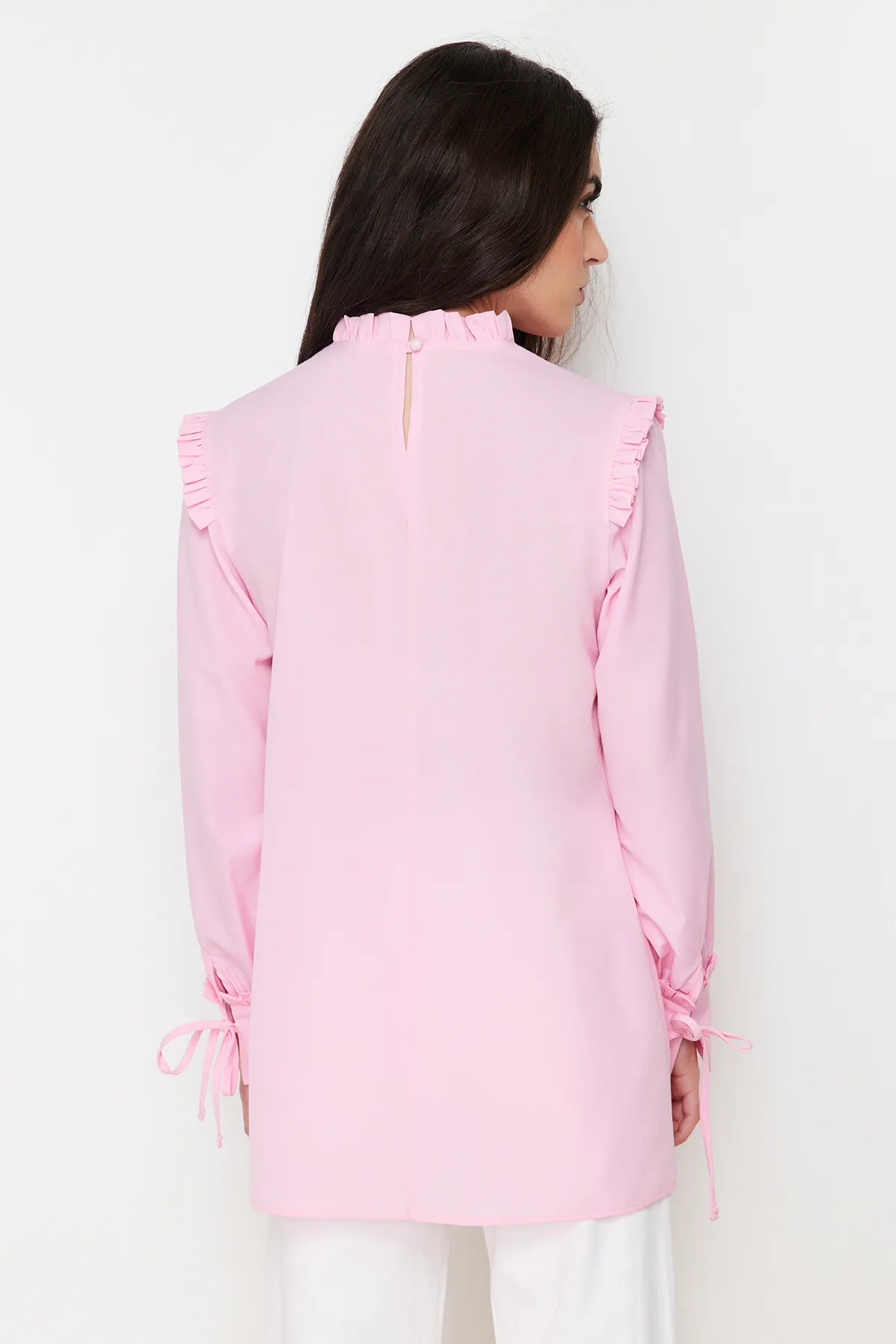 Trendyol Modest  Rosa Tunika aus gewebter Baumwolle mit Rüschen an Schultern und Manschetten TCTSS23UK00083