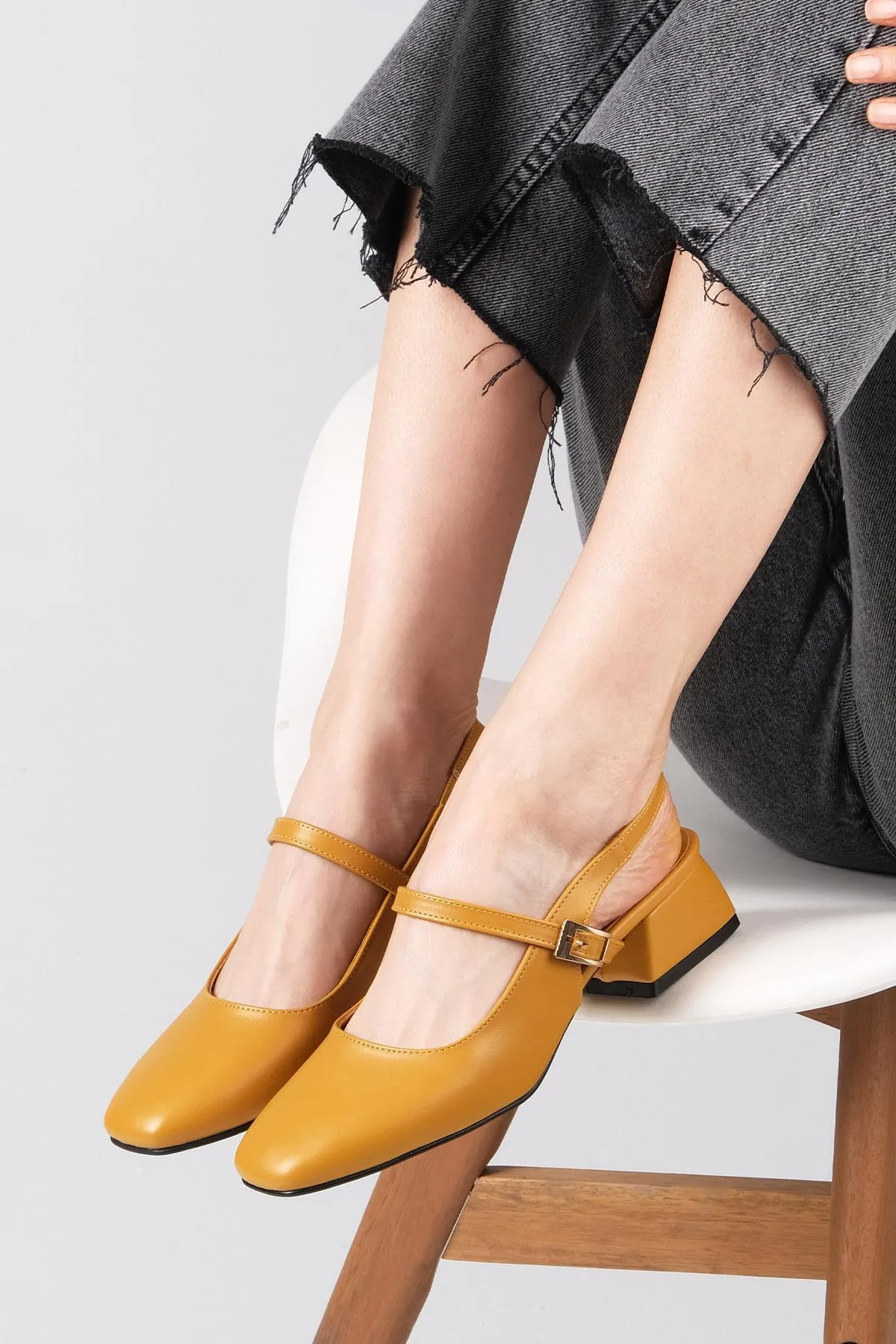 Mio Gusto  Ella Senffarbene Damenschuhe mit niedrigem Absatz und offenem Rücken
