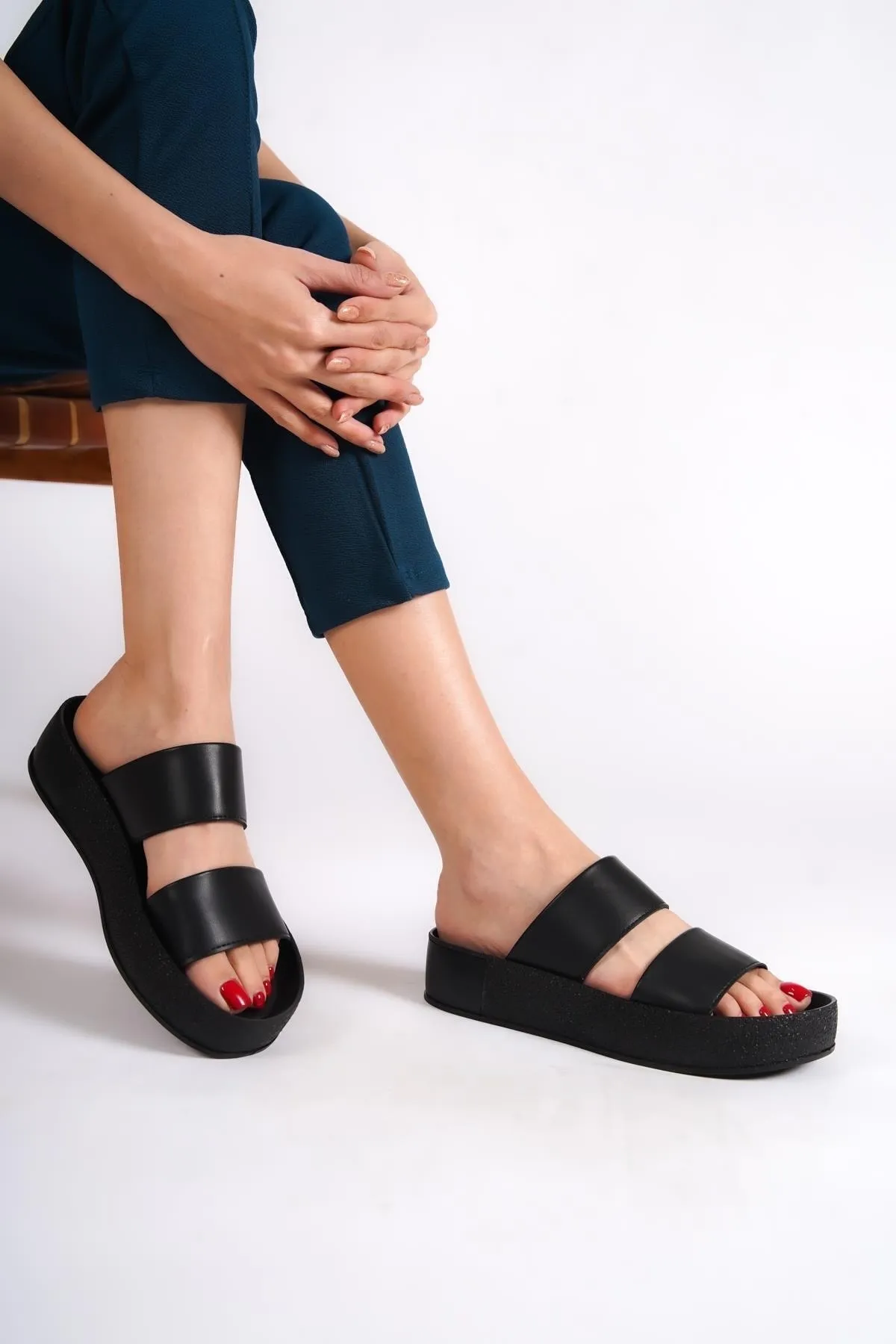 Capone Outfitters  Capone Damen-Hausschuhe mit doppeltem Band, bunt, detailliertem Keilabsatz, Schwarz