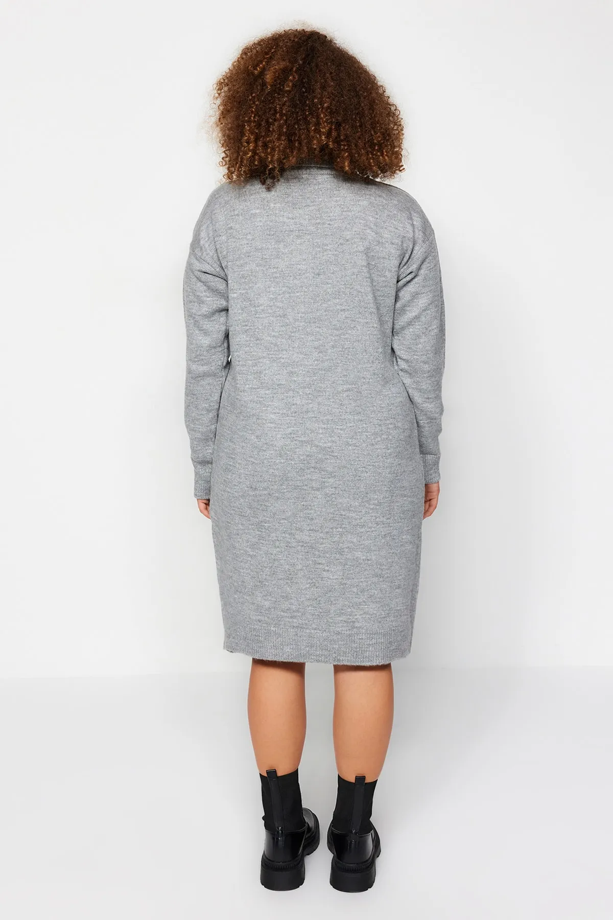 Trendyol Curve  Graues Rollkragen-Strickkleid TBBAW24AH00014