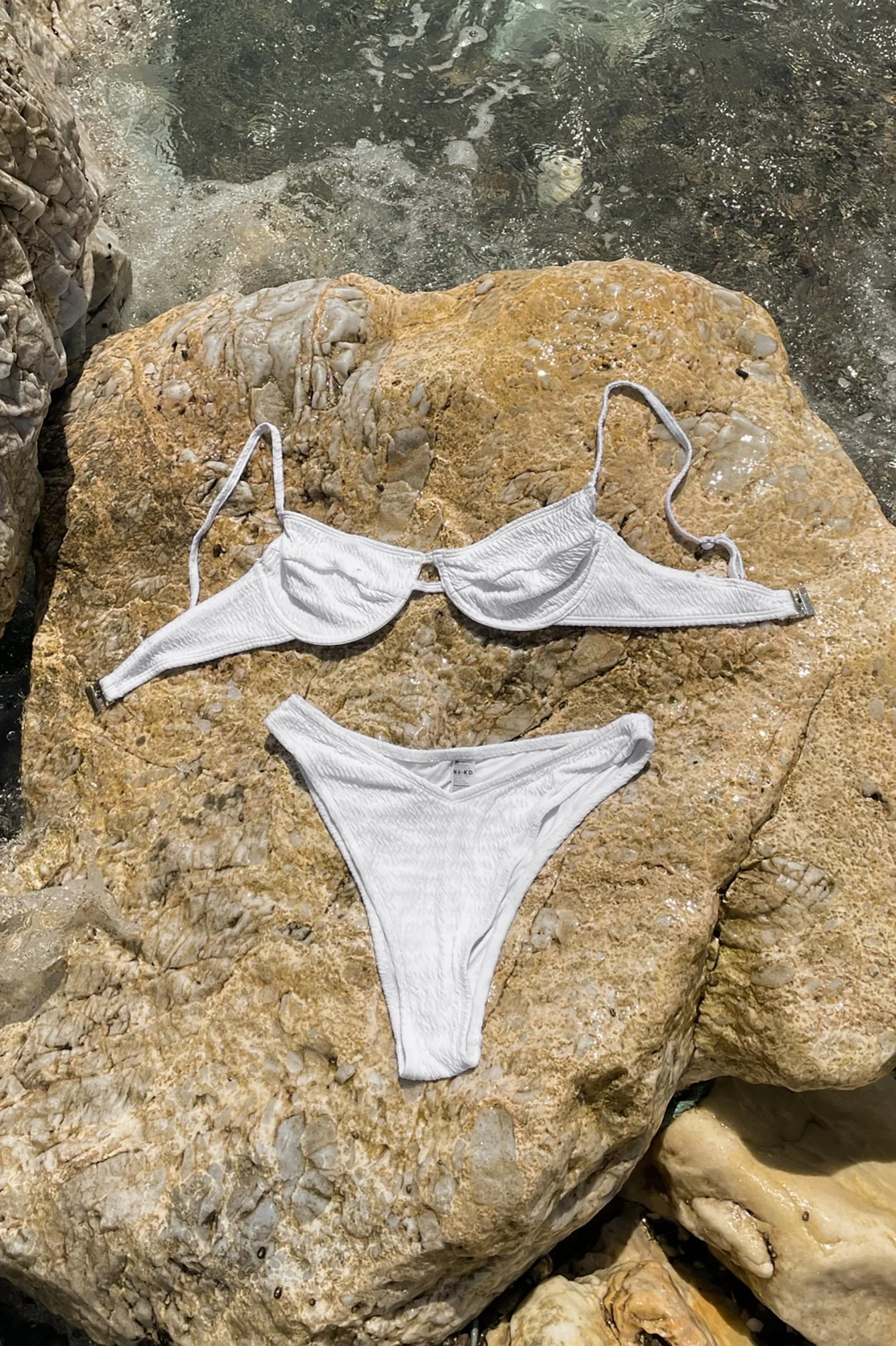 V-förmiges Bikini-Höschen