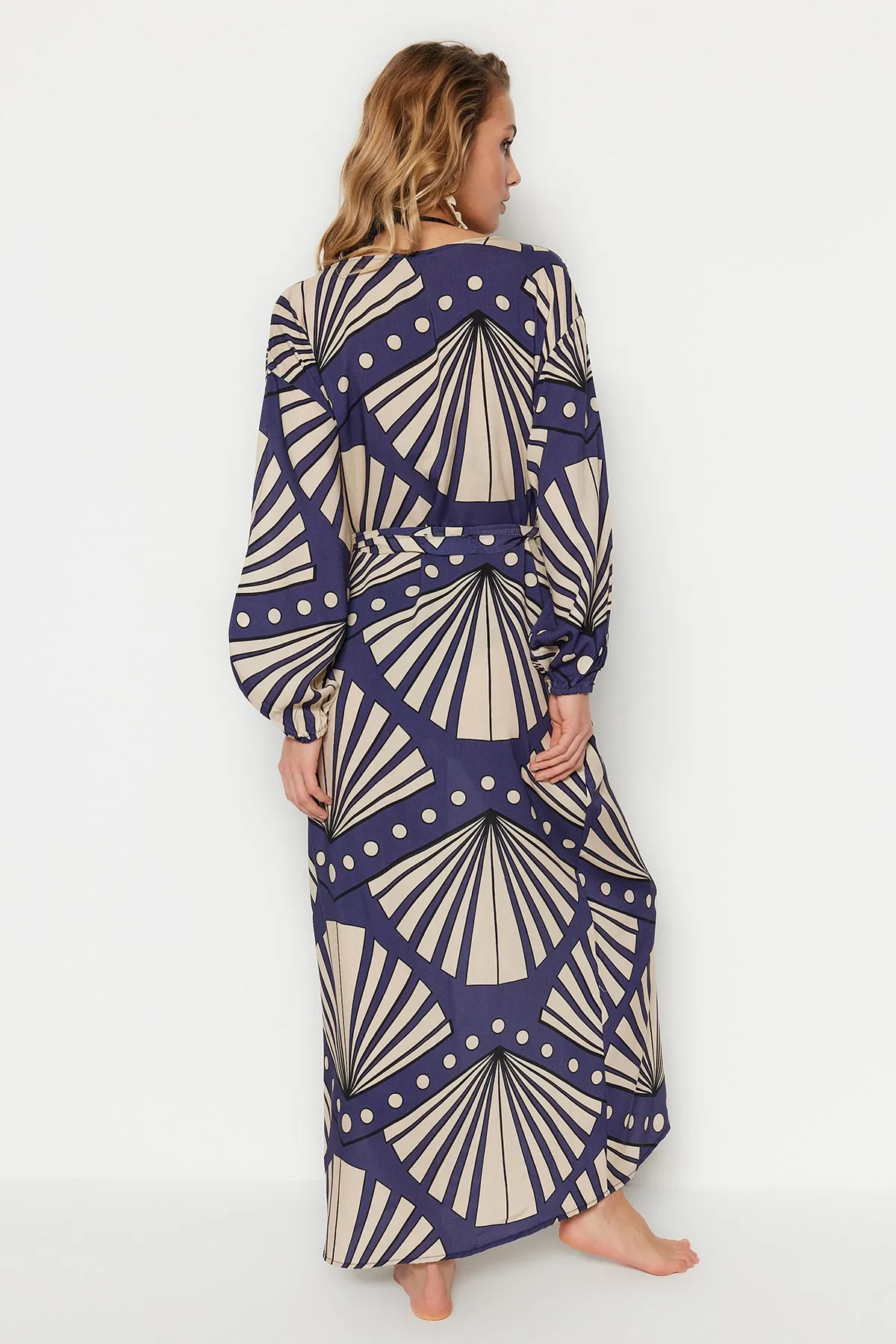 Trendyol Collection  Gewebter Maxi-Kimono und Kaftan mit geometrischem Muster und Gürtel TBESS23KM00027