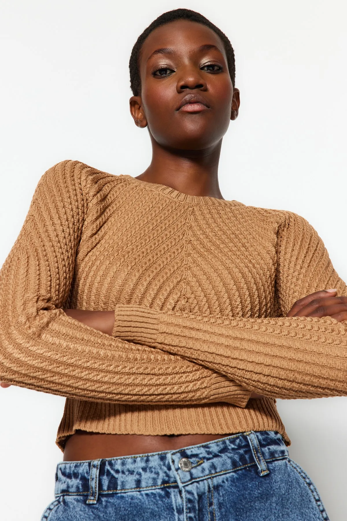 Trendyol Collection  Kurzer Strickpullover mit Rundhalsausschnitt in Kamel TWOAW24KZ00765
