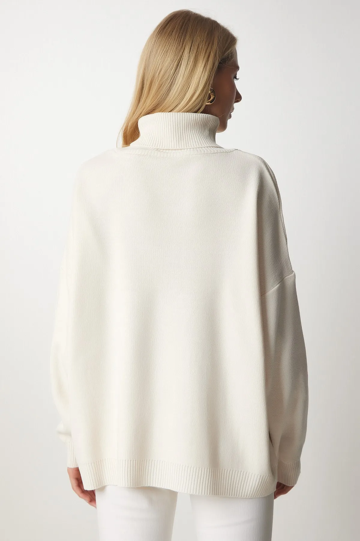 Happiness İstanbul  Cremefarbener Oversize-Rollkragen-Strickpullover für Damen BV00084