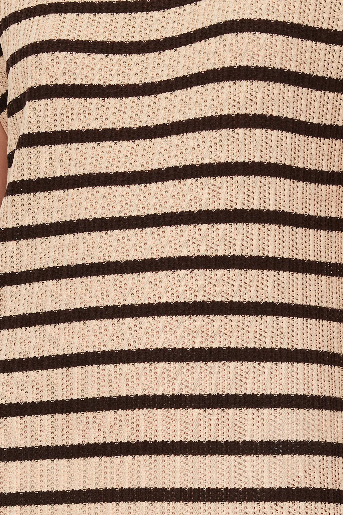 Trendyol Collection  Beige gestreifter Maxi-Polokragen in Strickoptik TWOSS24EL00204