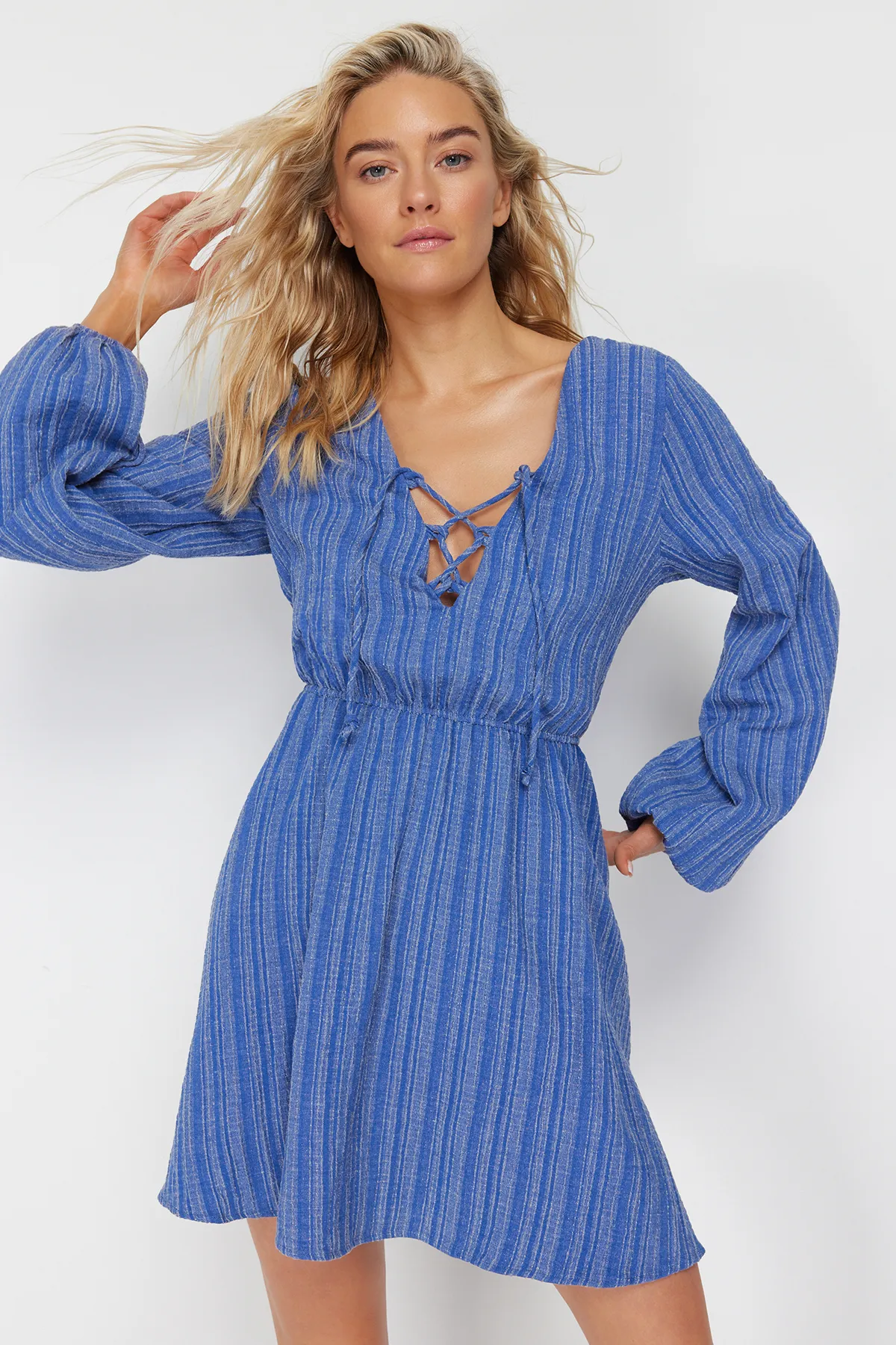 Trendyol Collection  Blaues, gewebtes Mini-Strandkleid aus Leinenmischung zum Binden TBESS23EL00103