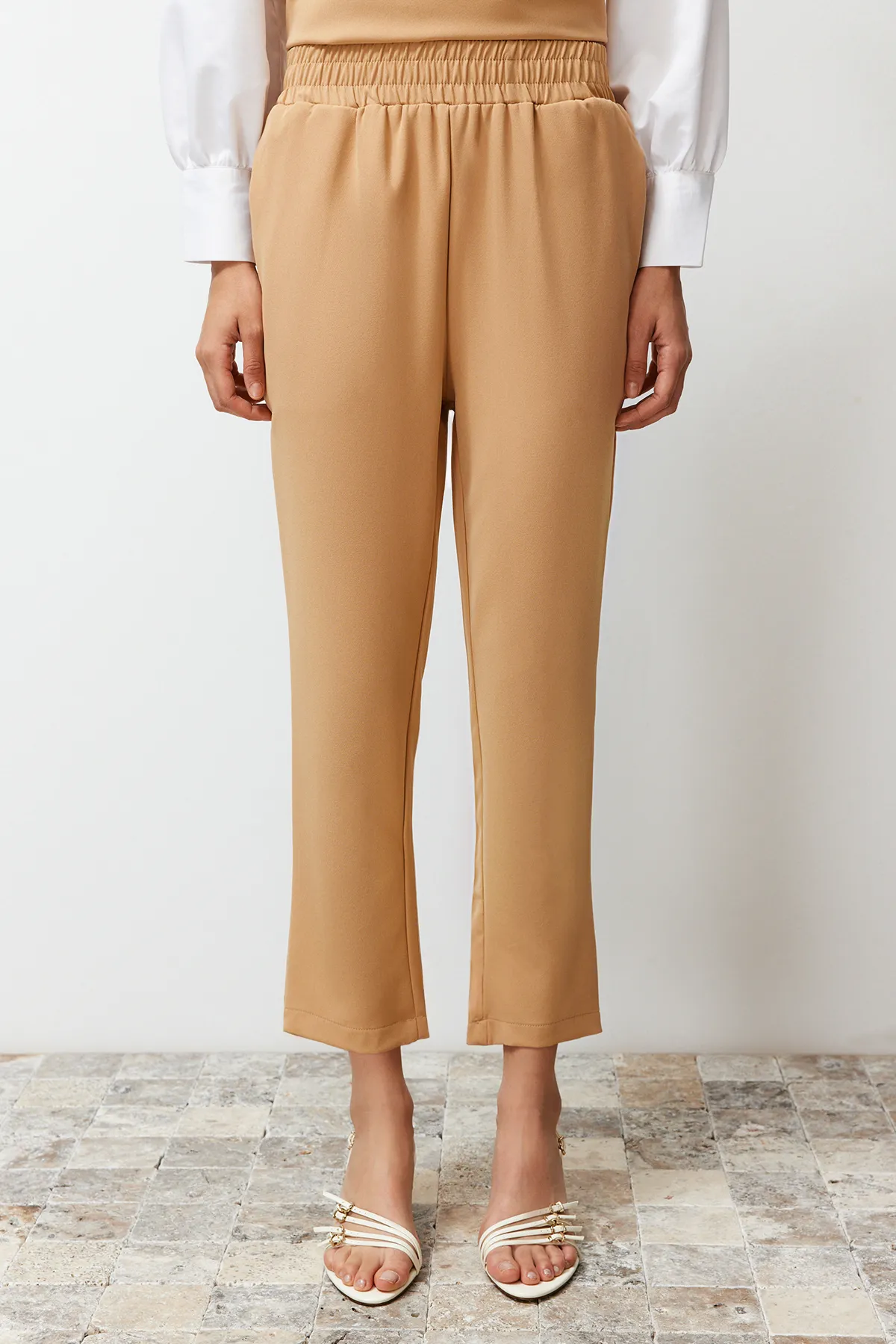 Trendyol Modest  Beiges Tunika-Hose-Set aus gewebtem Crêpe-Unterteil und Oberteil TCTSS24US00047