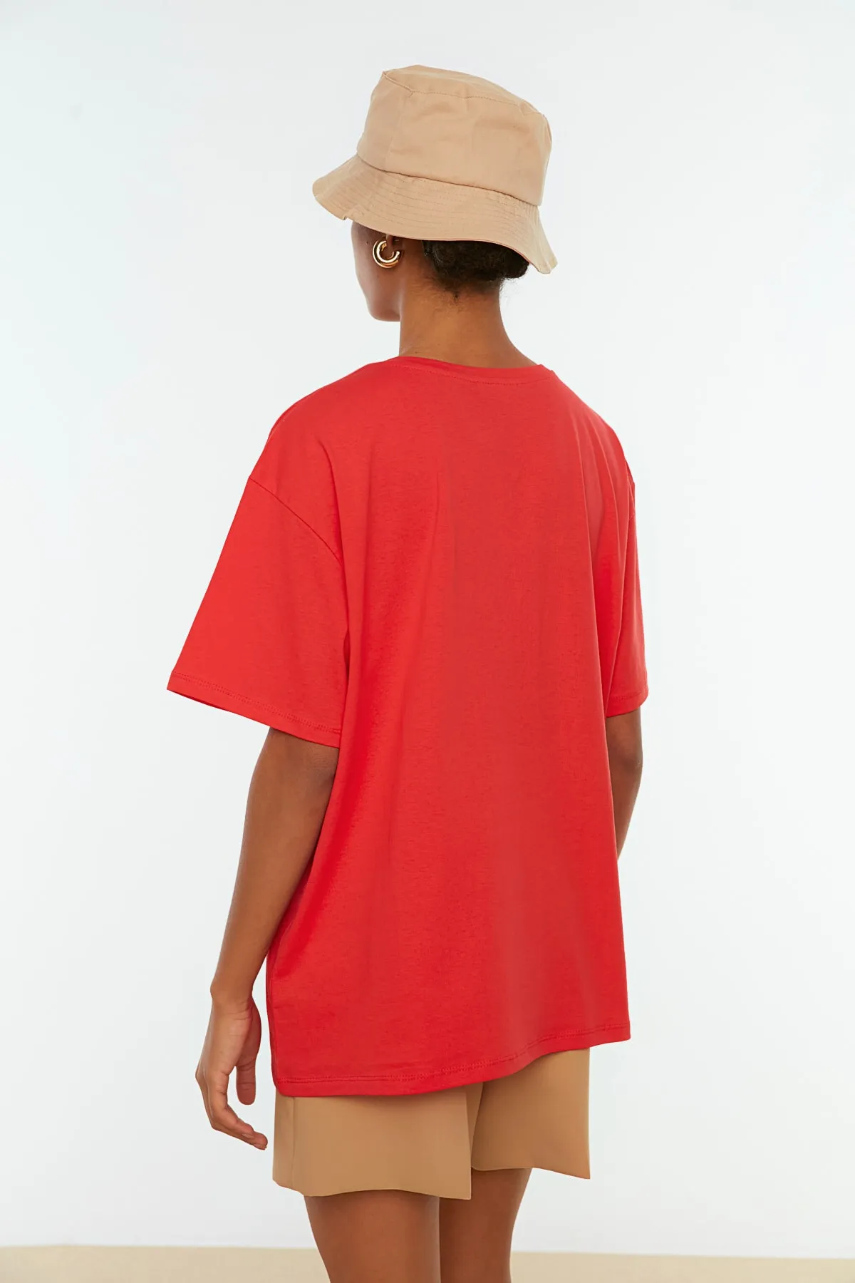 Trendyol Collection  Rotes, übergroßes/weites Strick-T-Shirt mit Rundhalsausschnitt aus 100 % Baumwolle TWOSS20TS0134