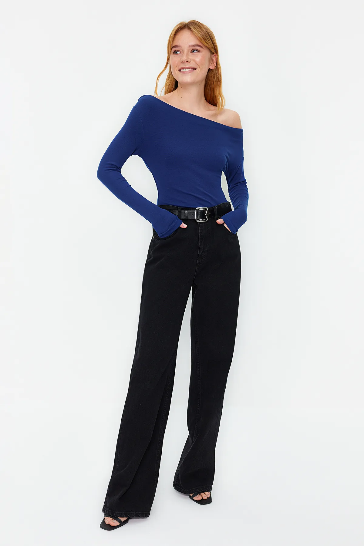 Trendyol Collection  Hellblaue, hochwertige, weiche Strickbluse mit U-Boot-Ausschnitt und taillierter Passform TWOAW24BZ00227