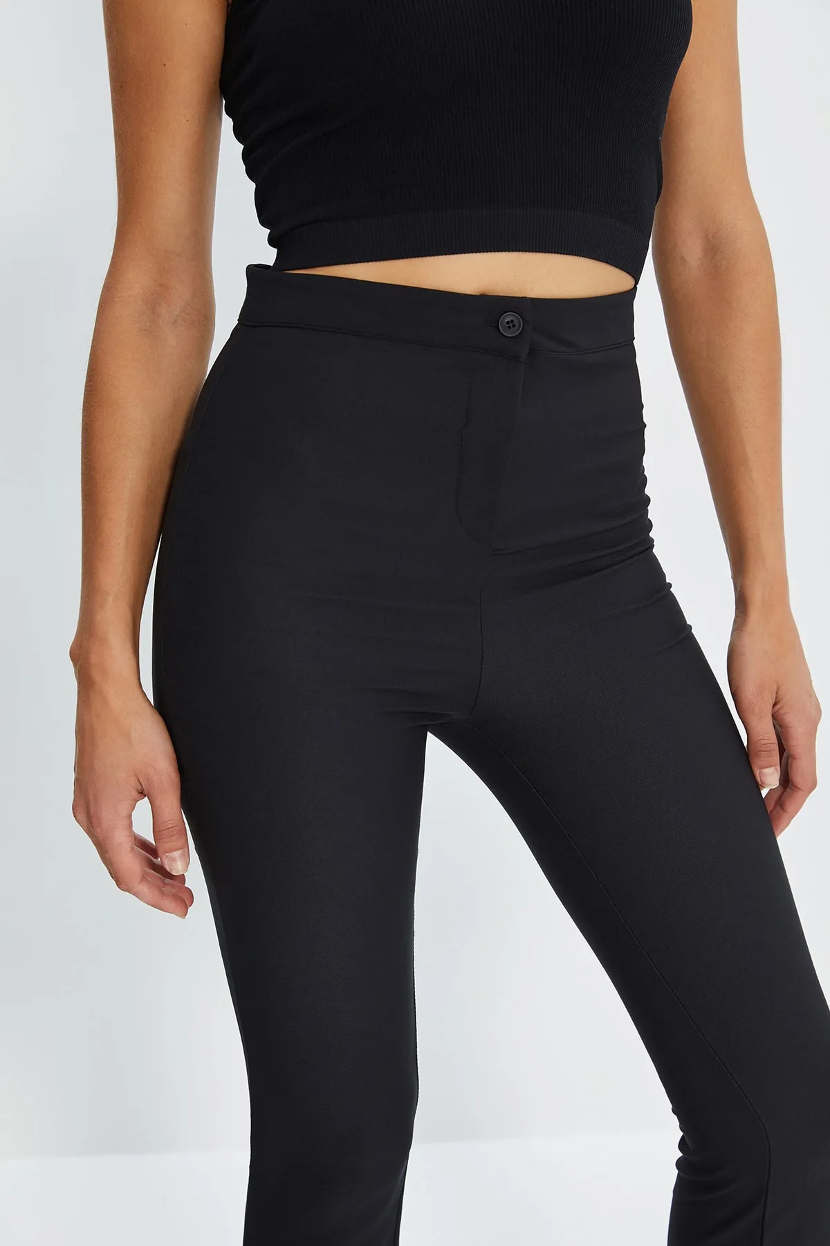Trendyol Collection  Schwarze Schlaghose aus Webstoff TWOAW20PL0576
