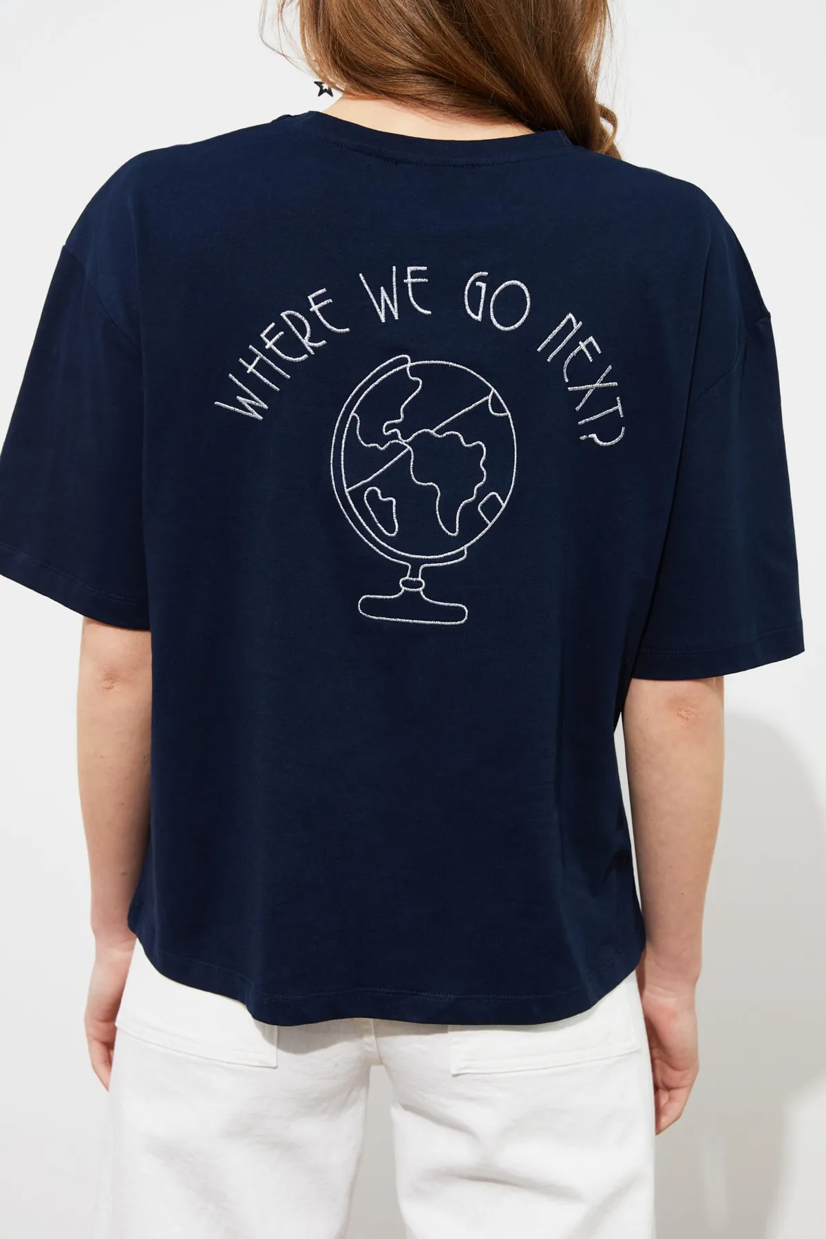 Trendyol Collection  Marineblaues Strick-T-Shirt aus 100 % Baumwolle mit Stickerei auf der Rückseite, entspannter/weiter, entspannter Schnitt und Rundhalsausschnitt TWOSS20TS0121
