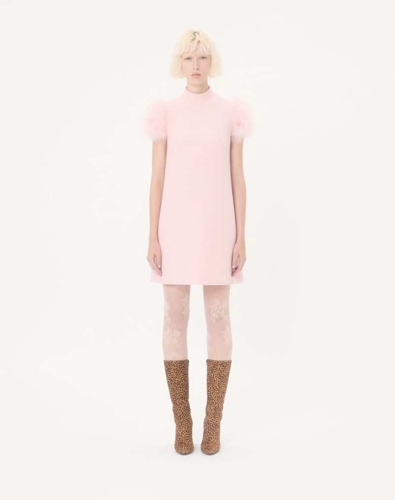 Vestido curto de crepe de alta costura com penas