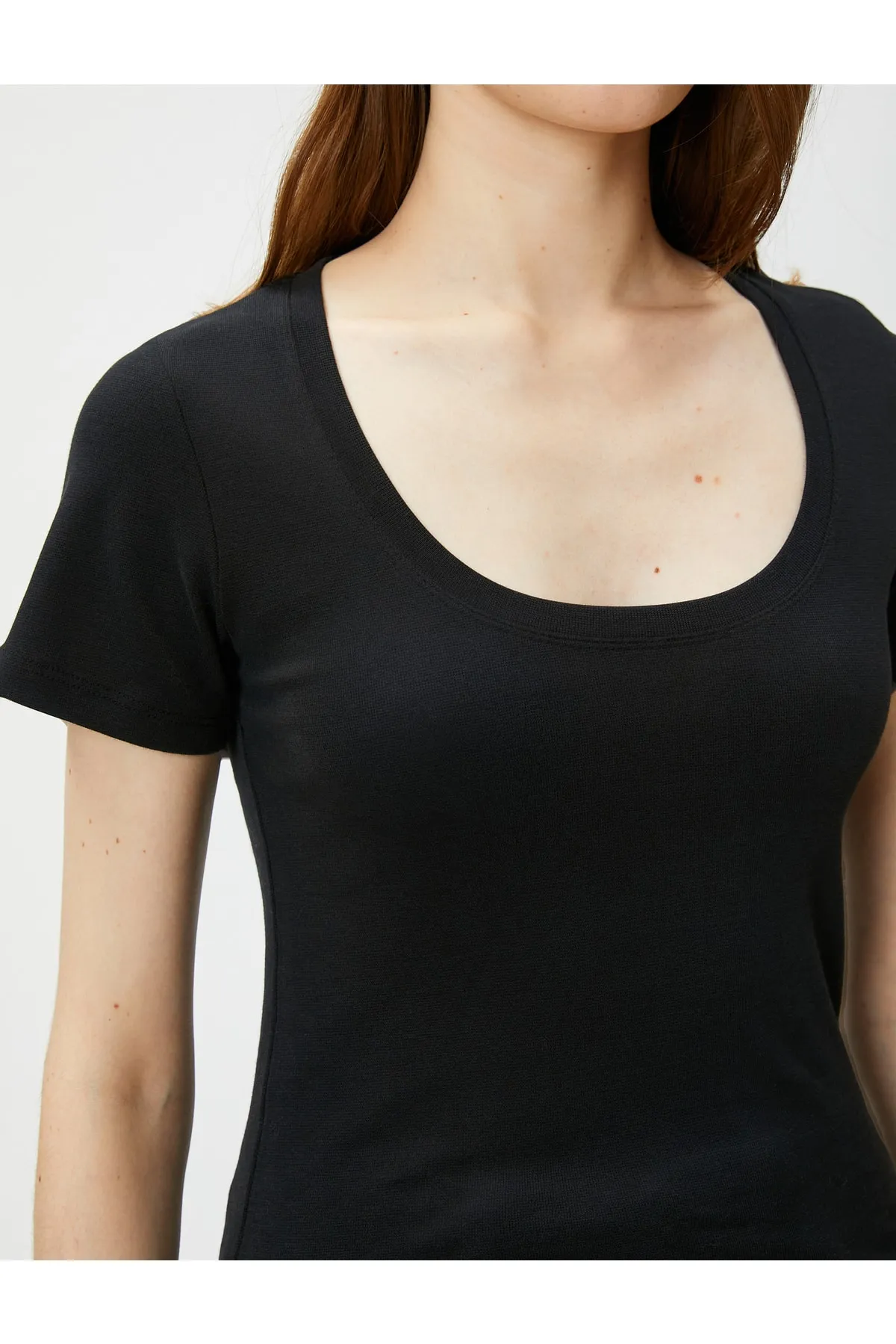 Koton  Basic-T-Shirt aus Baumwolle mit U-Ausschnitt