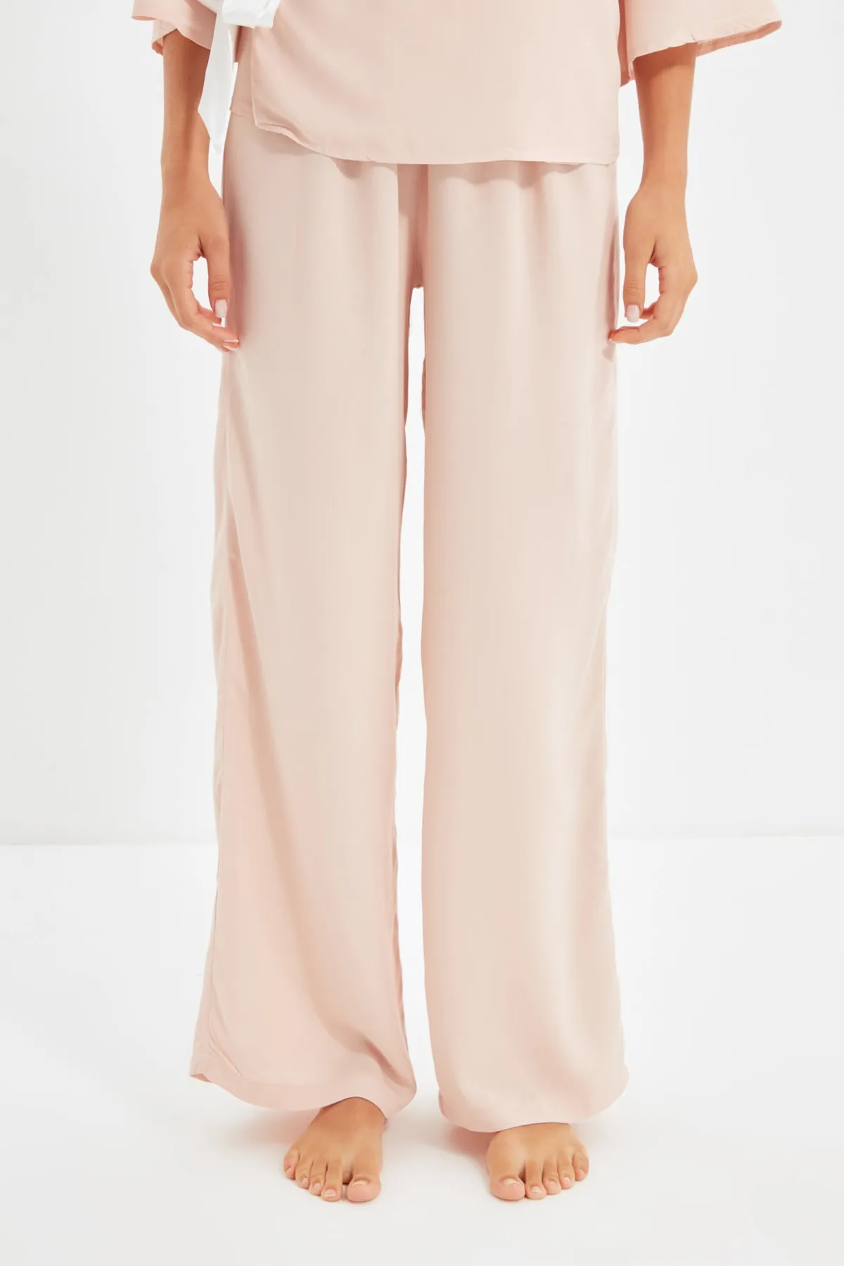 Trendyol Collection  Puderfarbenes, zweireihiges Pyjama-Set aus gewebter Viskose THMAW22PT0095