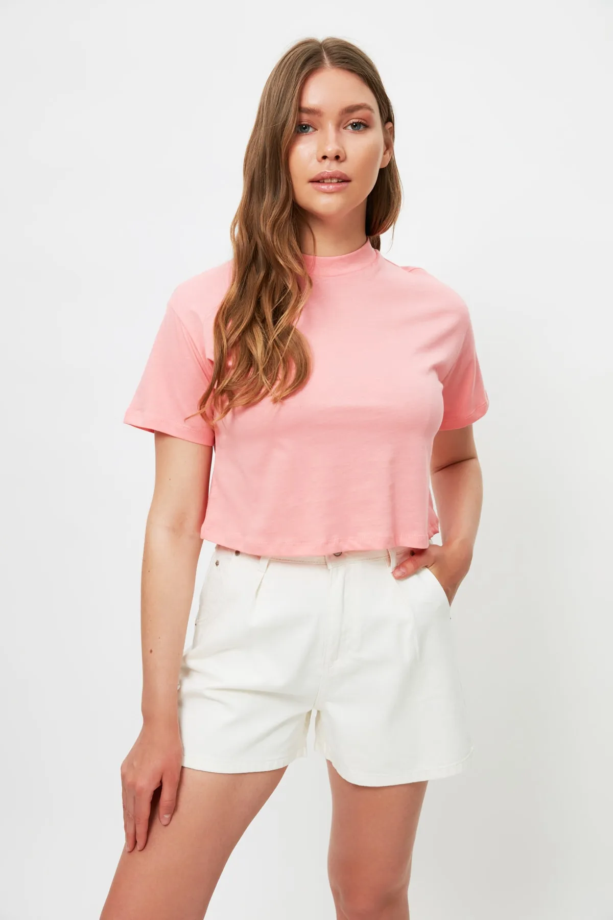 Trendyol Collection  Weiße, nachhaltigere Denim-Shorts mit Falten TWOSS20SR0129