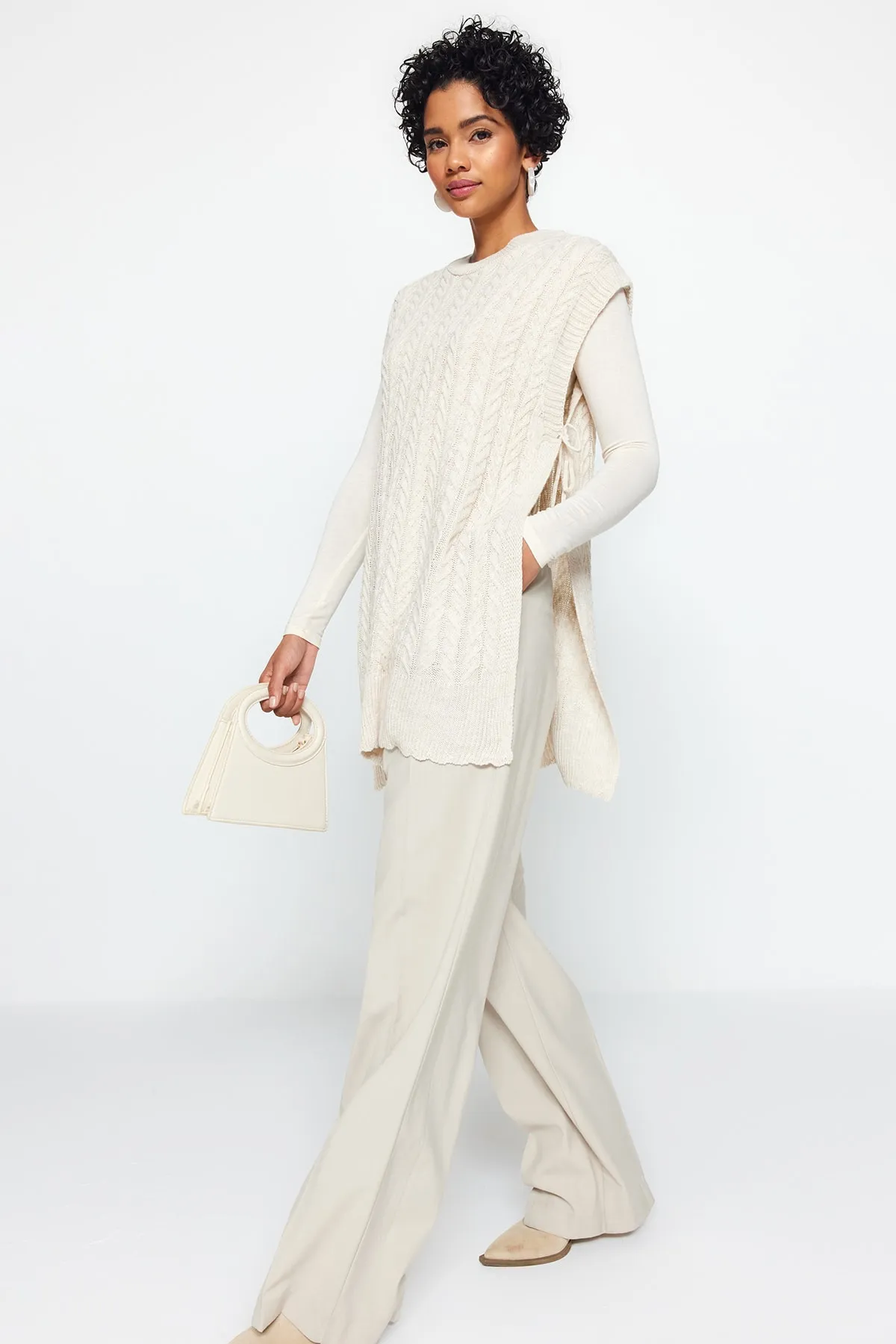 Trendyol Modest  Beigefarbener Strickpullover mit Krawatte und V-Ausschnitt TCTAW24UV00014