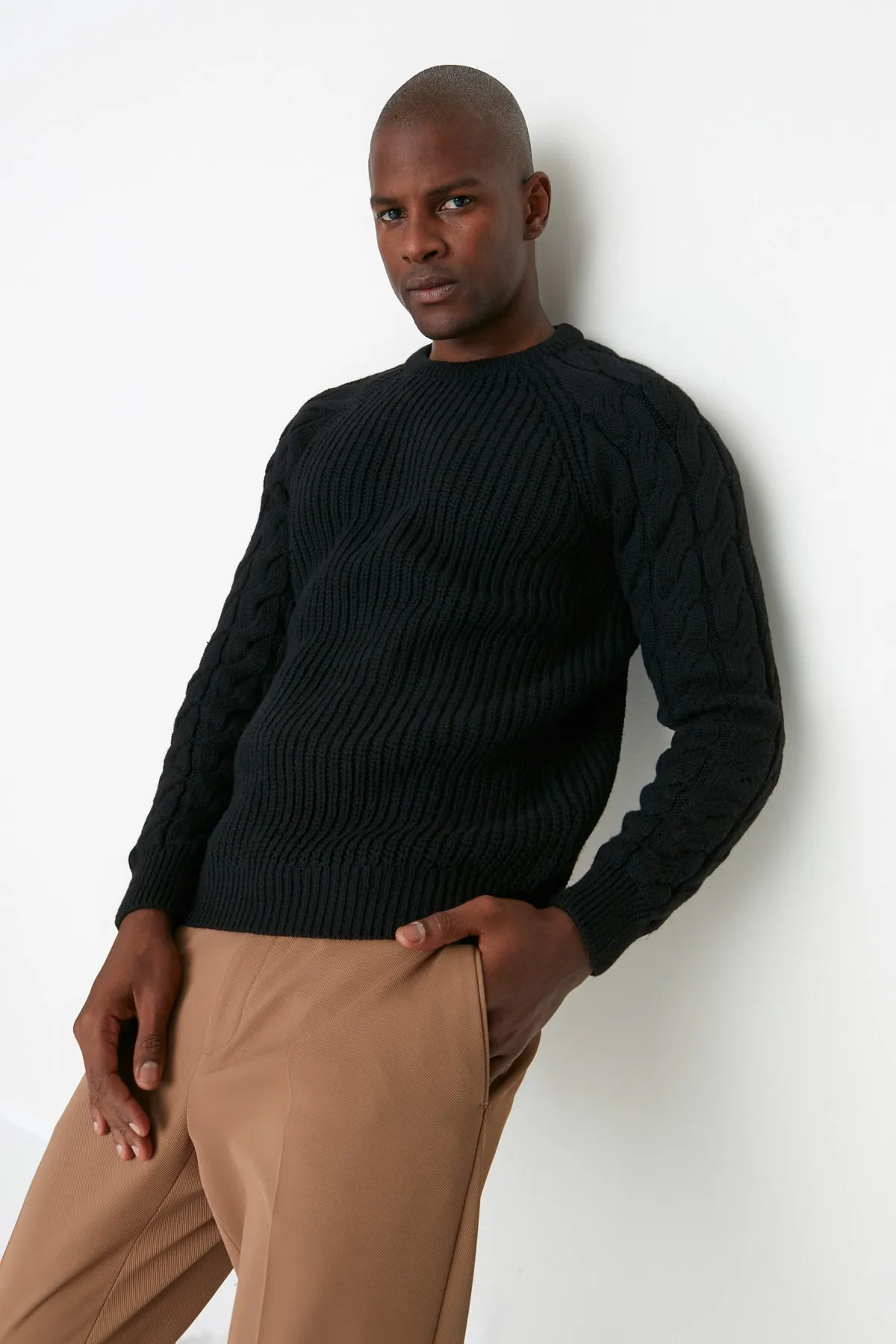 Trendyol Collection  Schwarzer Strickpullover mit Rundhalsausschnitt, normaler Passform und detailliertem Haarstrickmuster TMNAW22KZ2059