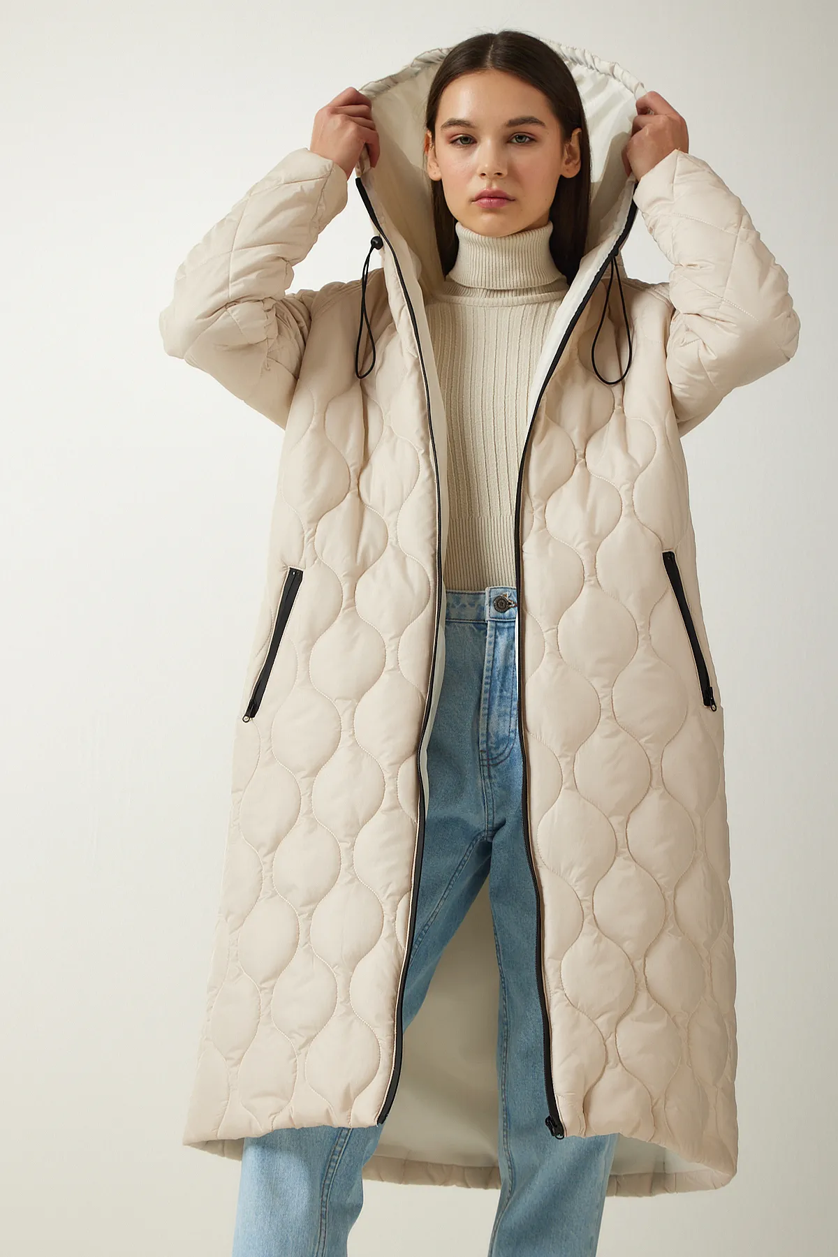 Happiness İstanbul  Cremefarbener Damen-Steppmantel mit Kapuze und Tasche DD01285