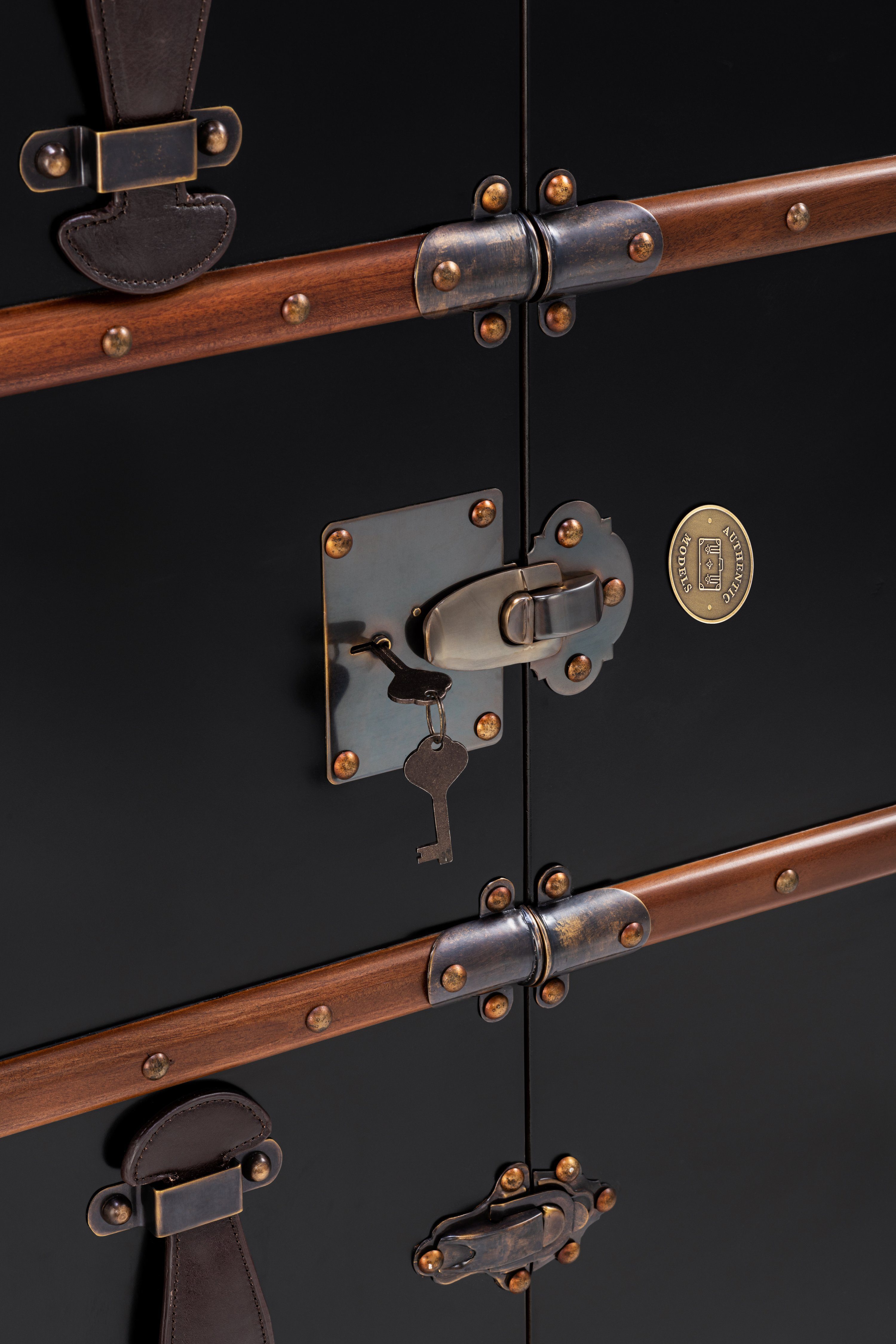 AUTHENTIC MODELS Weinregal Stateroom Bar