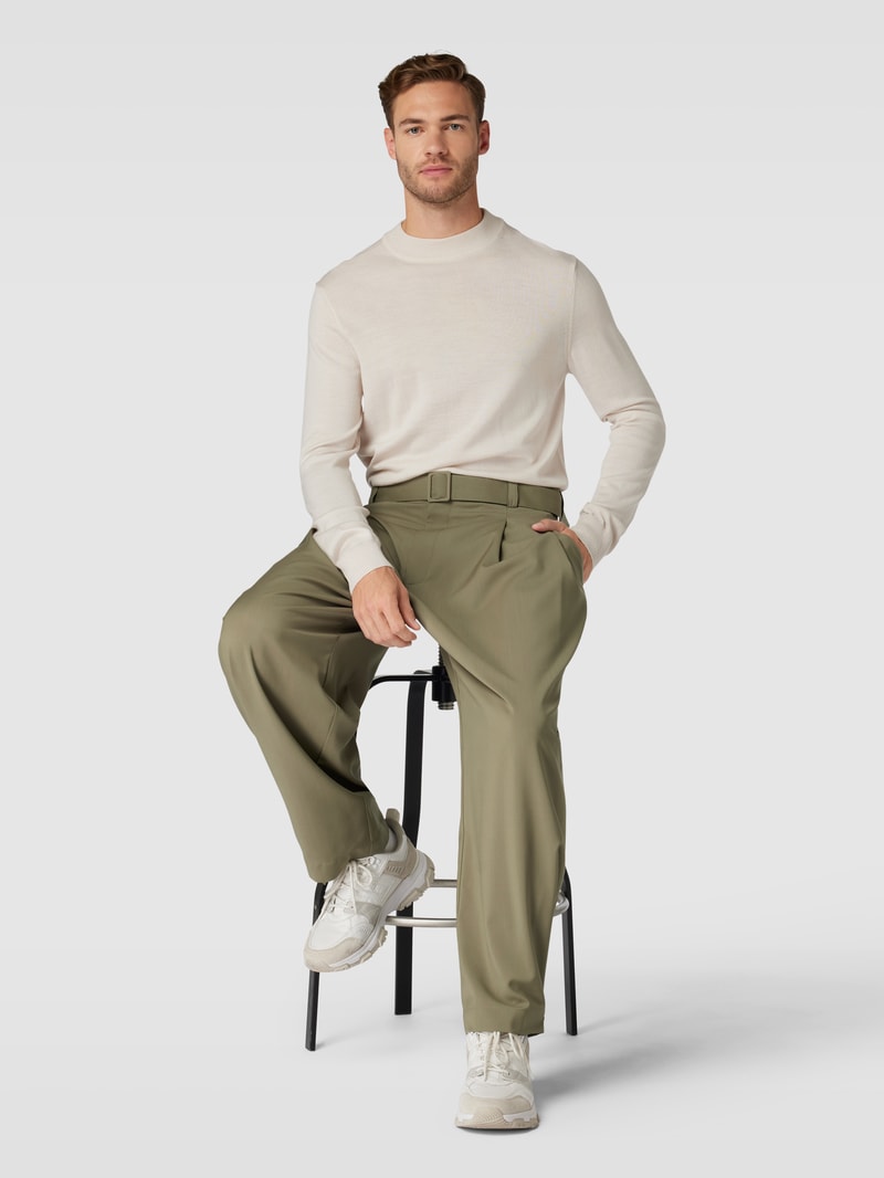 Bundfaltenhose mit Gürtel in olivgrün