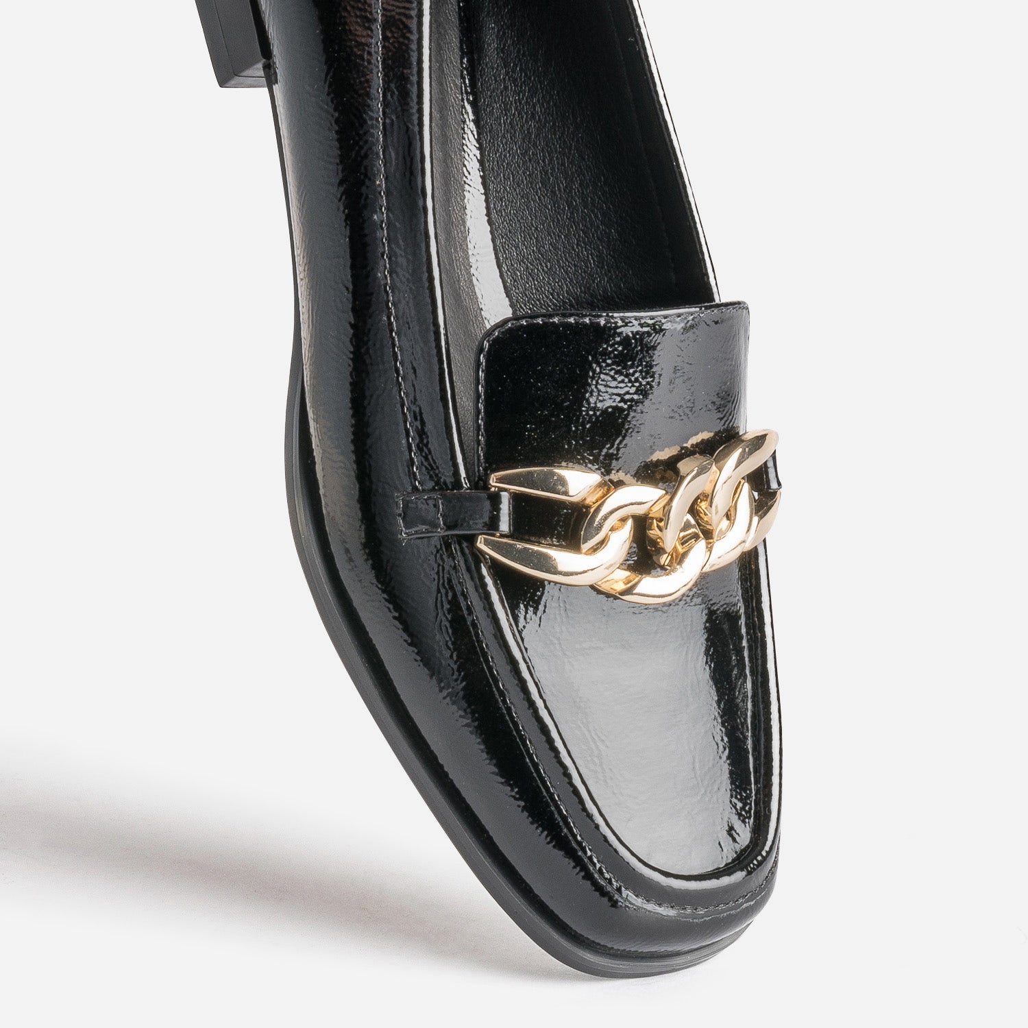 Mocassin noir verni avec chaîne dorée