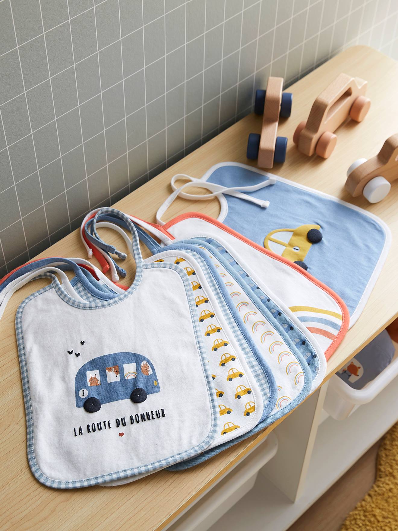 Lot de 7 bavoirs bébé imprimés fond blanc