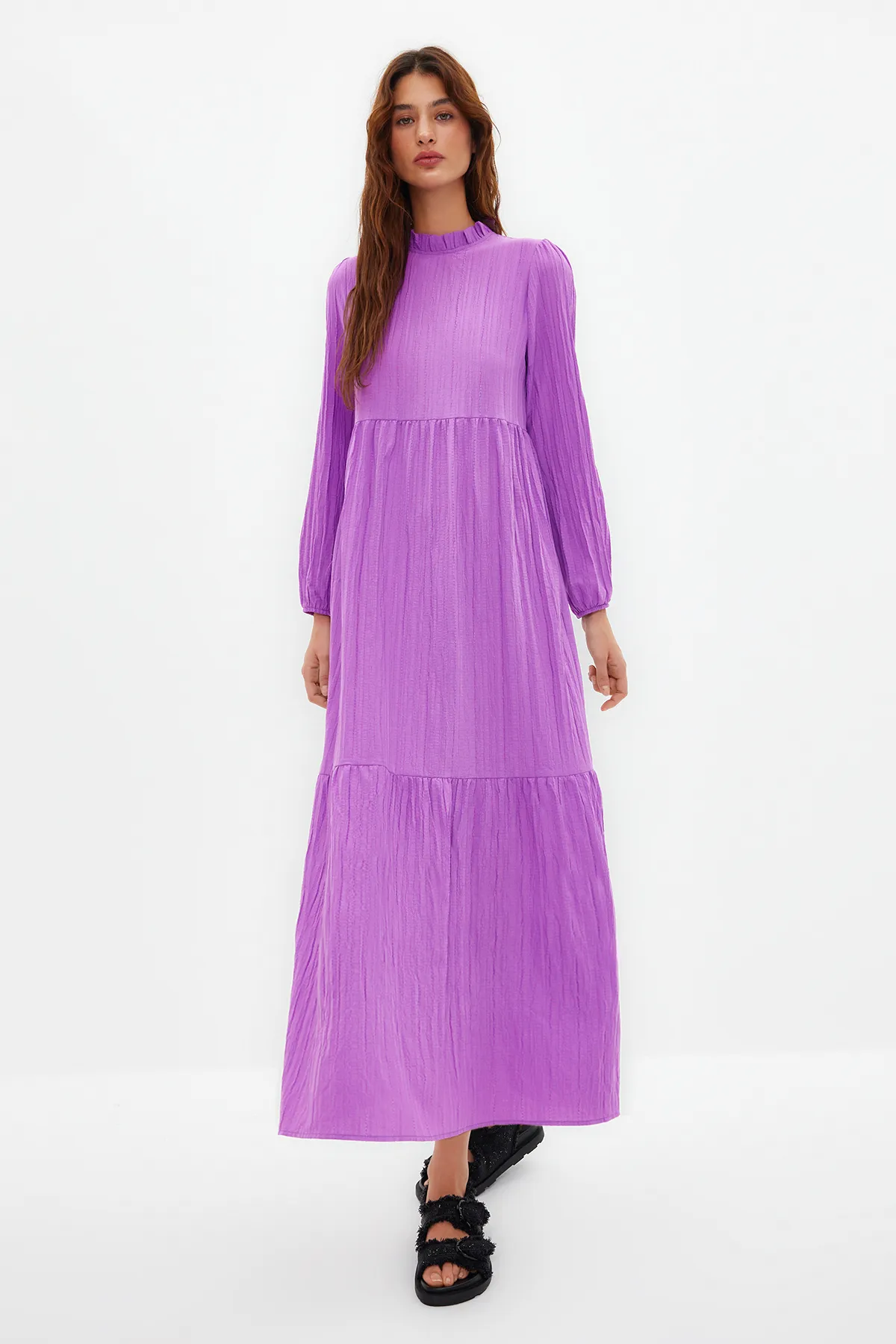 Trendyol Modest  Lilafarbenes, gewebtes Kleid in Crinkle-Optik mit hohem Kragen und weiter Passform TCTSS22EB00171