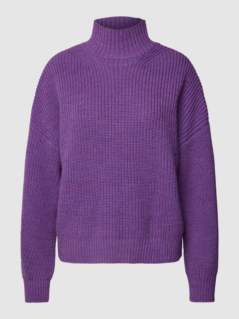 Strickpullover mit Stehkragen und überschnittenen Schultern in purple
