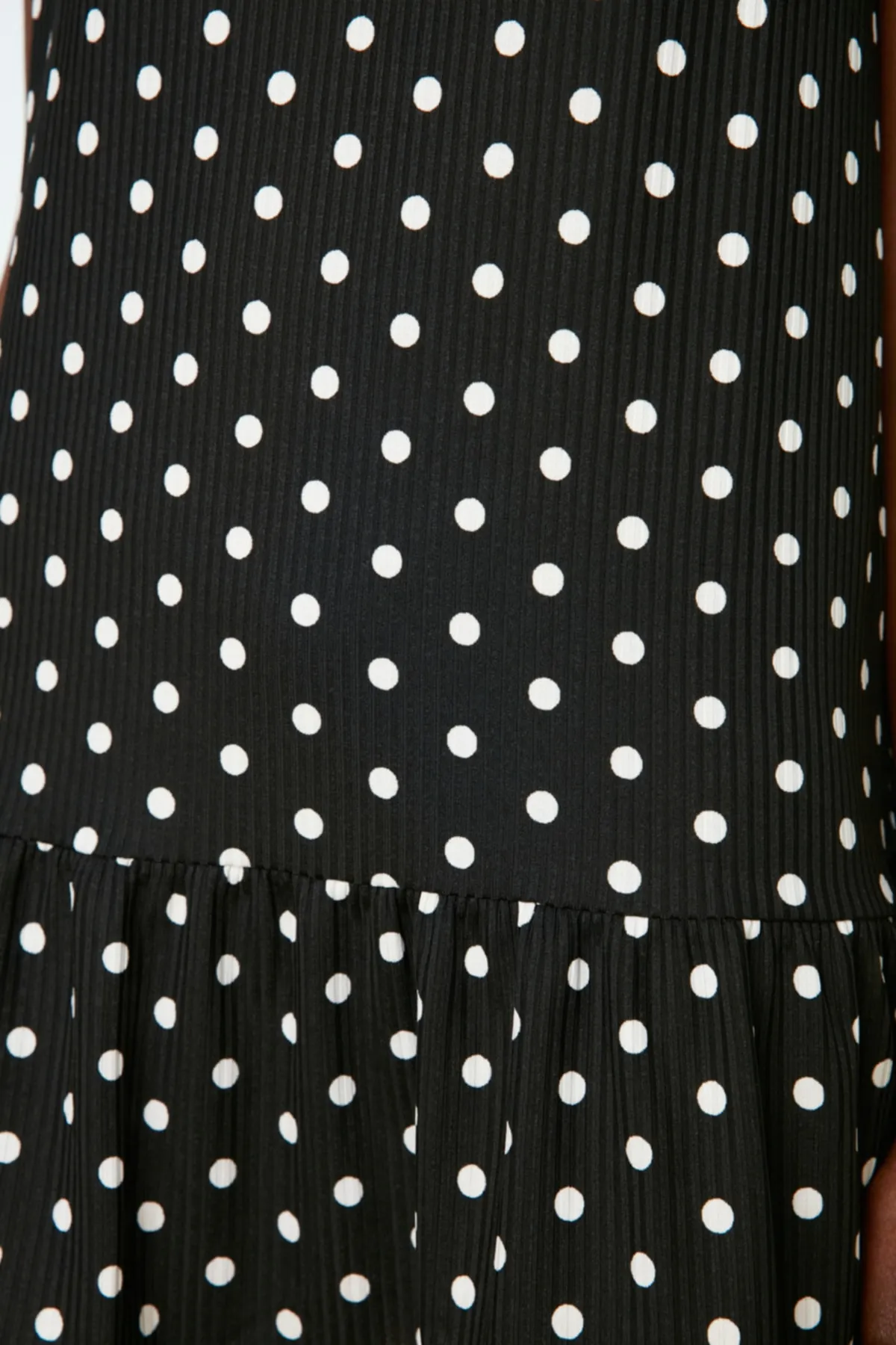 Trendyol Collection  Schwarzes, gepunktetes, ärmelloses, flexibles Strickkleid mit Rüschen und Volants TWOSS22EL0794