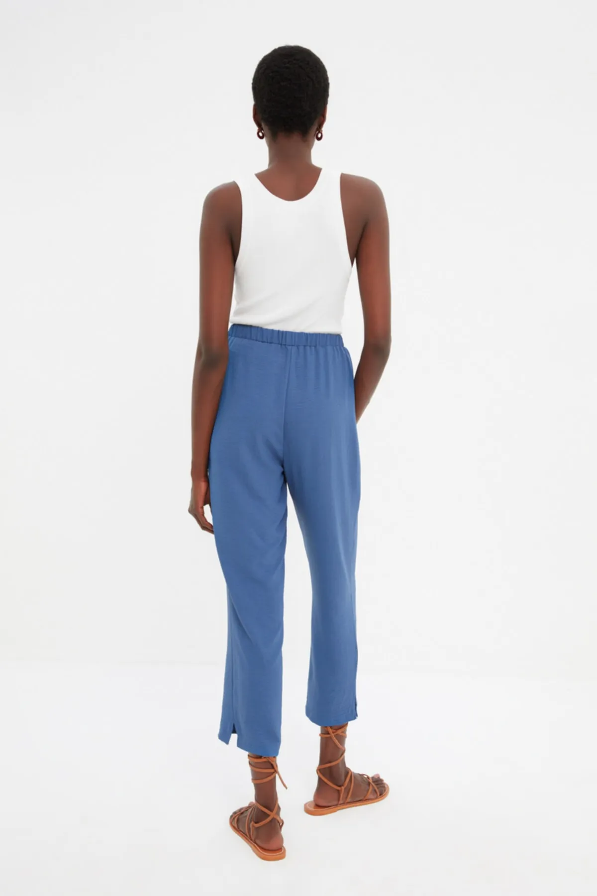Trendyol Collection  Marineblaue, gerade geschnittene, gewebte Hose mit hoher Taille und elastischem Bund TWOSS22PL00029