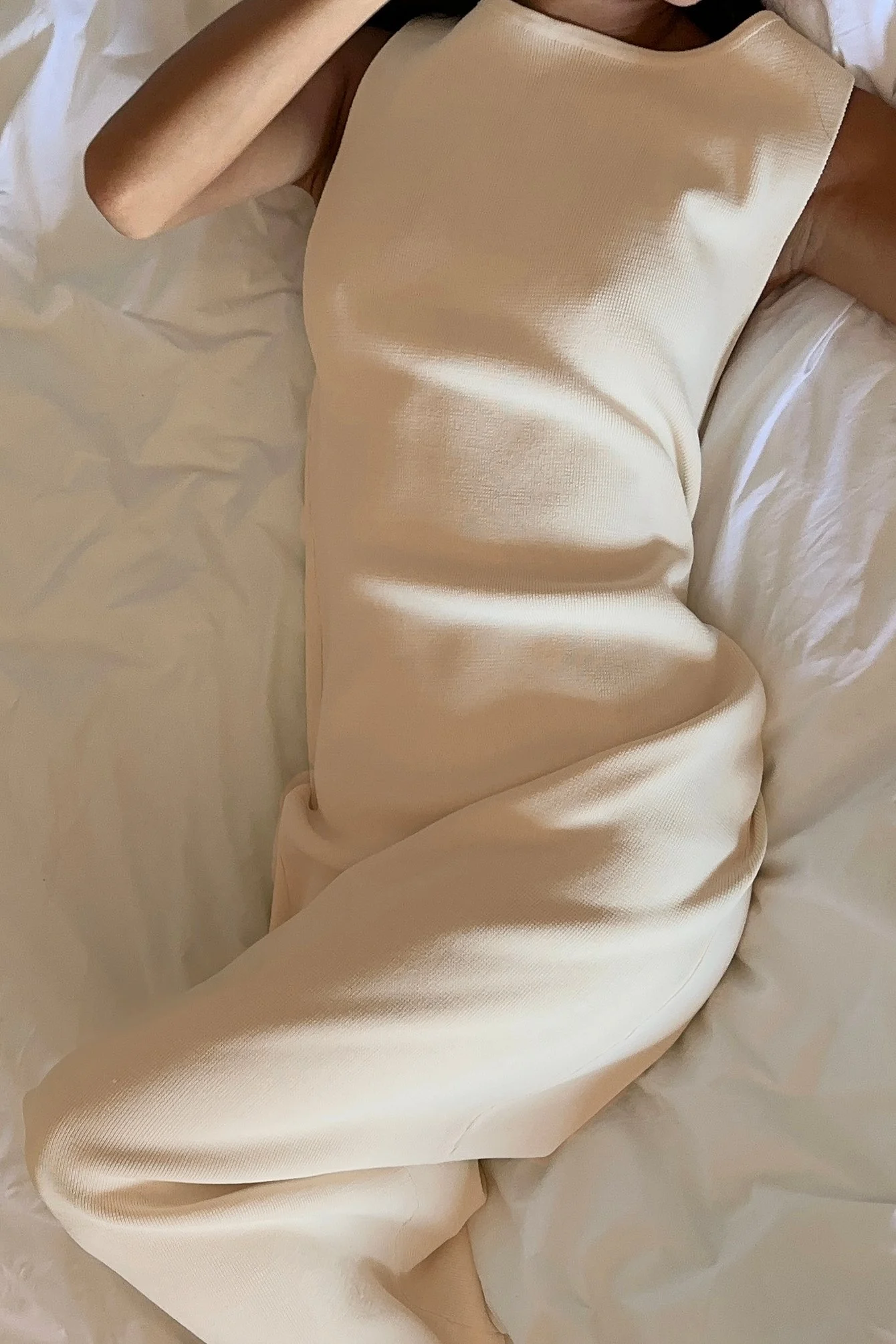 Feingestricktes ärmelloses Midi-Kleid