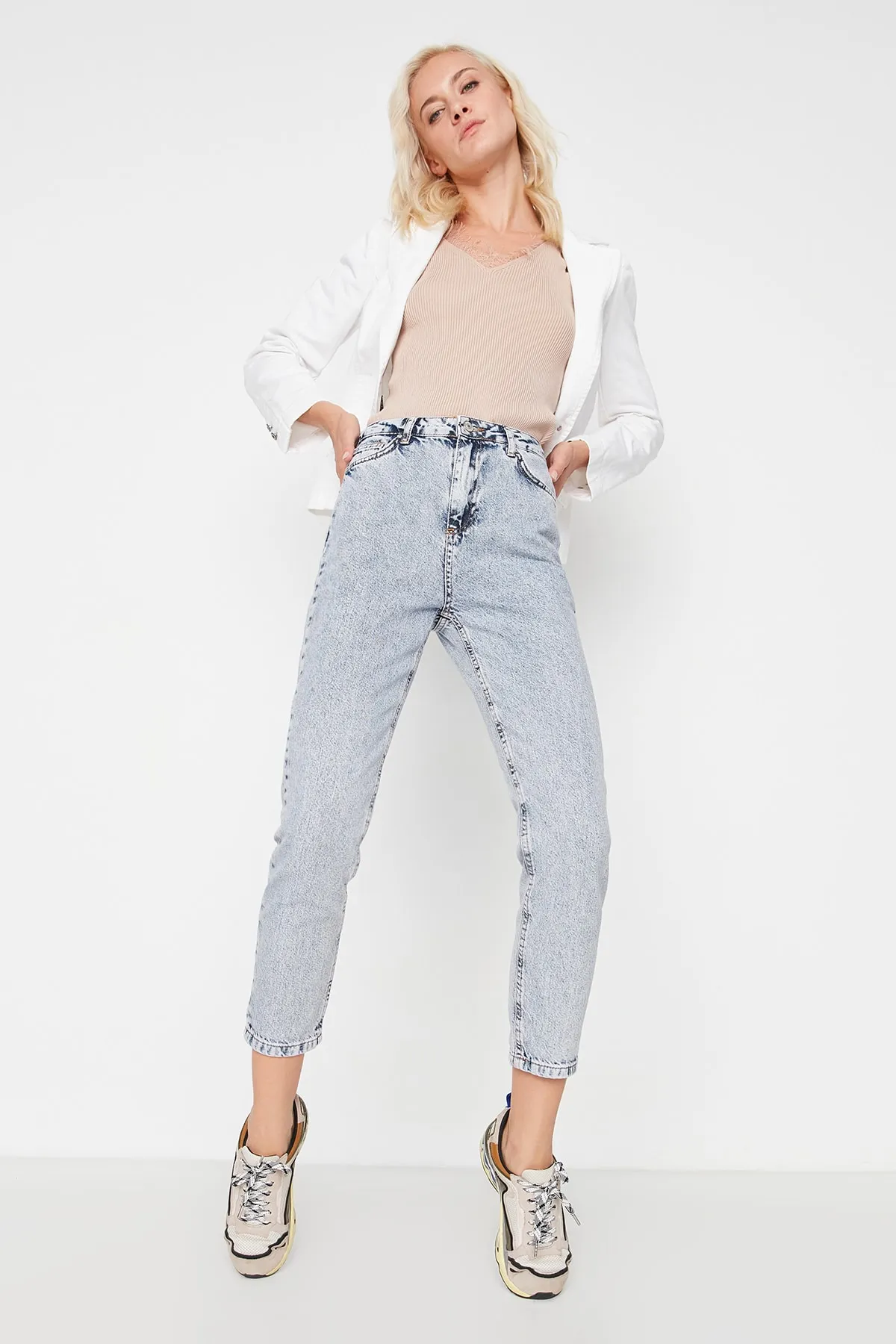 Trendyol Collection  Hellblaue Mom-Jeans mit hoher Taille und Wascheffekt TWOSS21JE0028