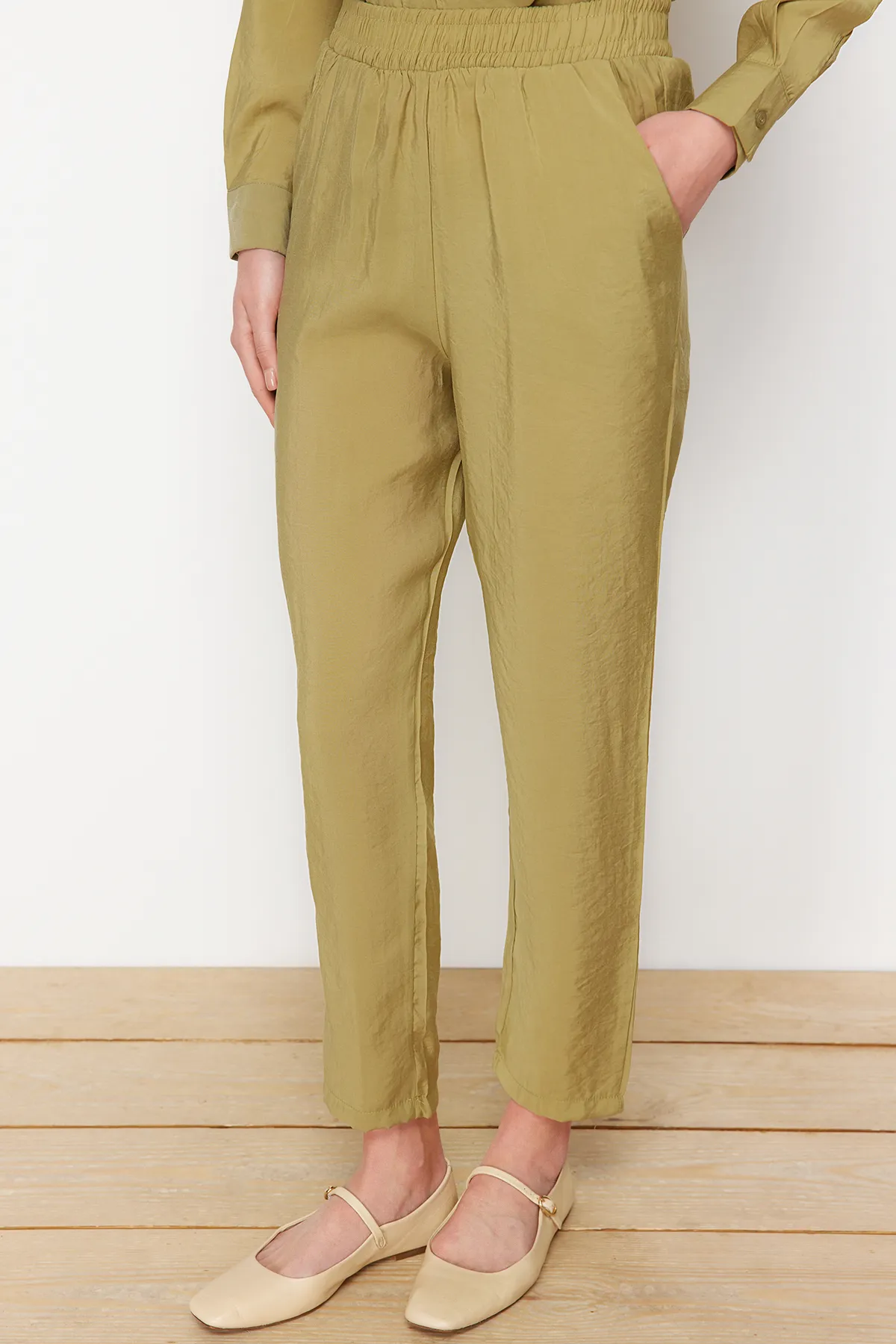 Trendyol Modest  Khakifarbenes Set aus gewebtem Modalstoff mit Hemd und Hose unten TCTSS24US00058