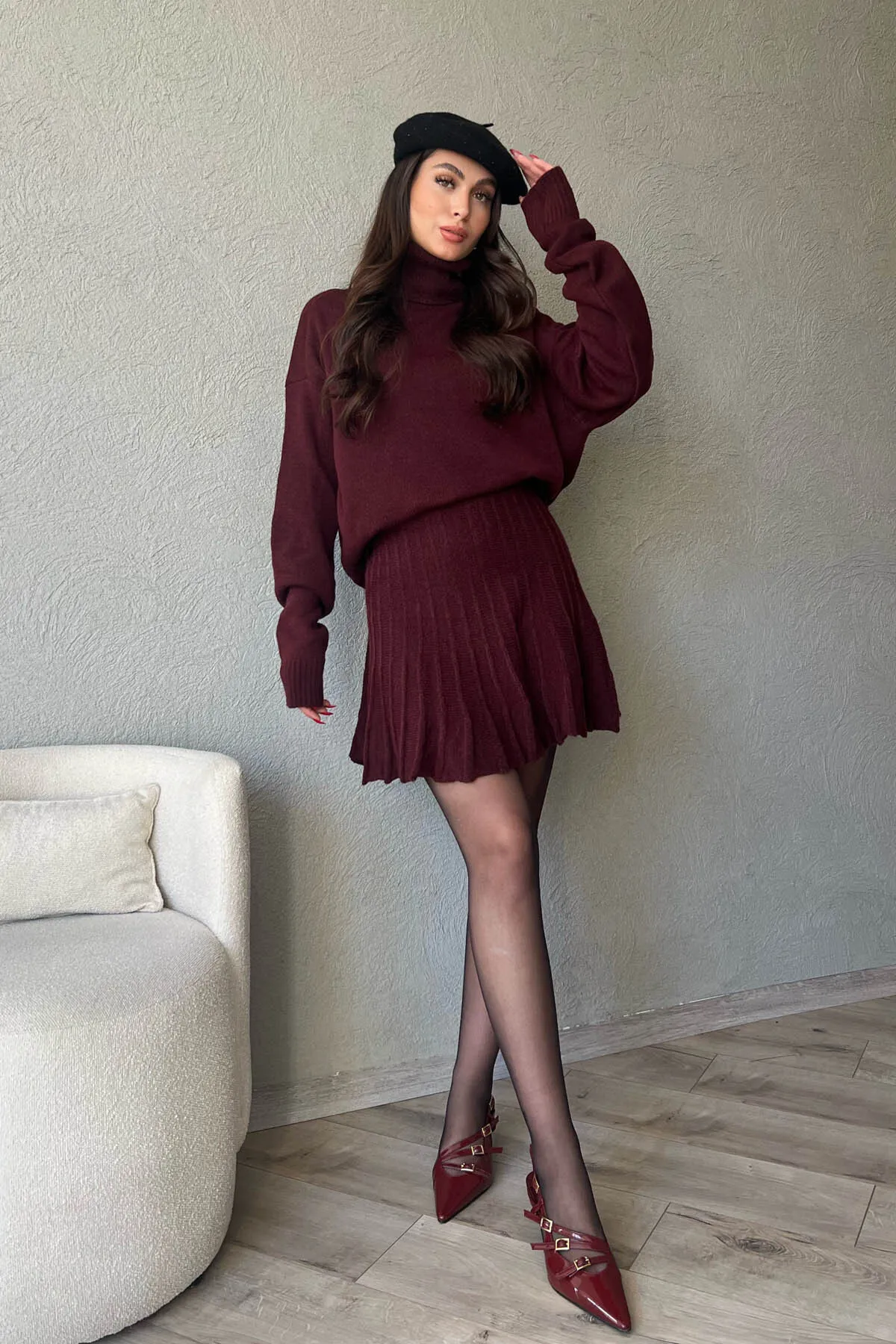 Seda Yalçın Atelier  Set aus Rollkragenpullover und Rock in Weinrot