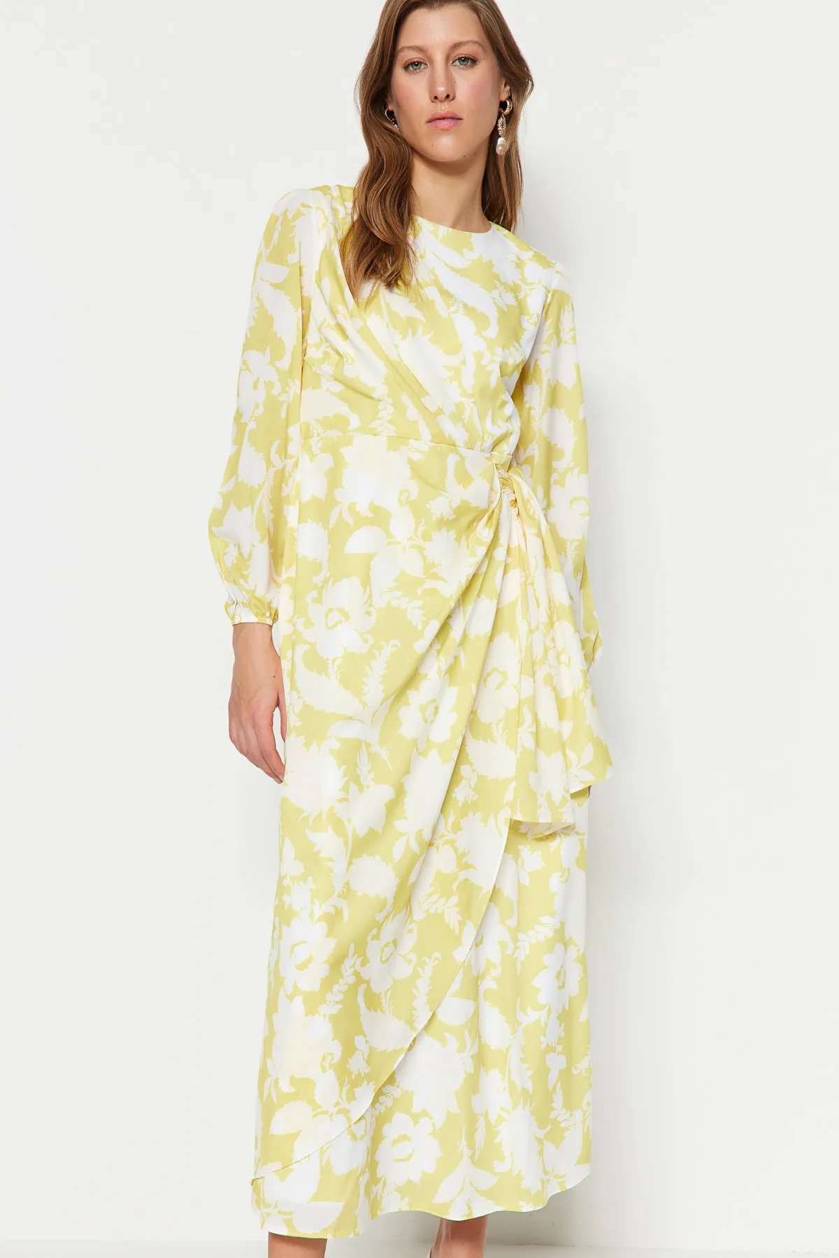 Trendyol Modest  Gelbes Abendkleid mit geraffter Taille und Blumenmuster TCTSS23DB00021