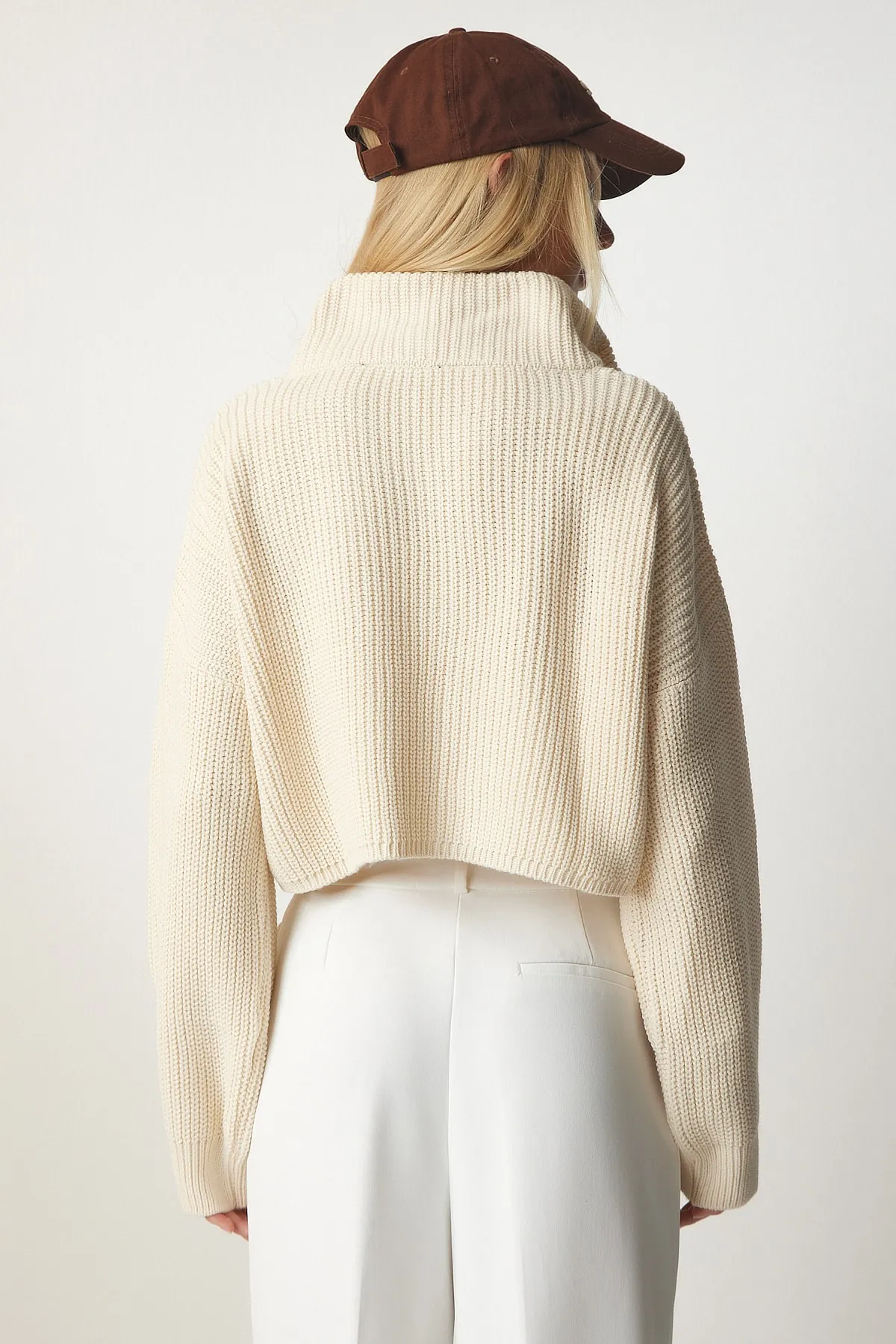 Happiness İstanbul  Cremefarbener Rollkragenpullover mit Reißverschluss für Damen MX00124