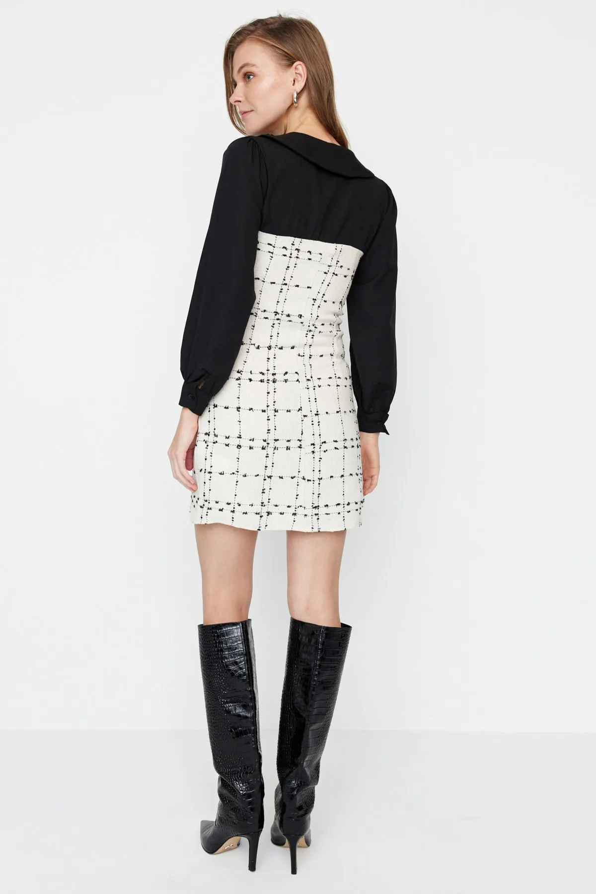 Trendyol Collection  Gewebtes Kleid aus ecrufarbenem Tweed TWOAW23EL00701