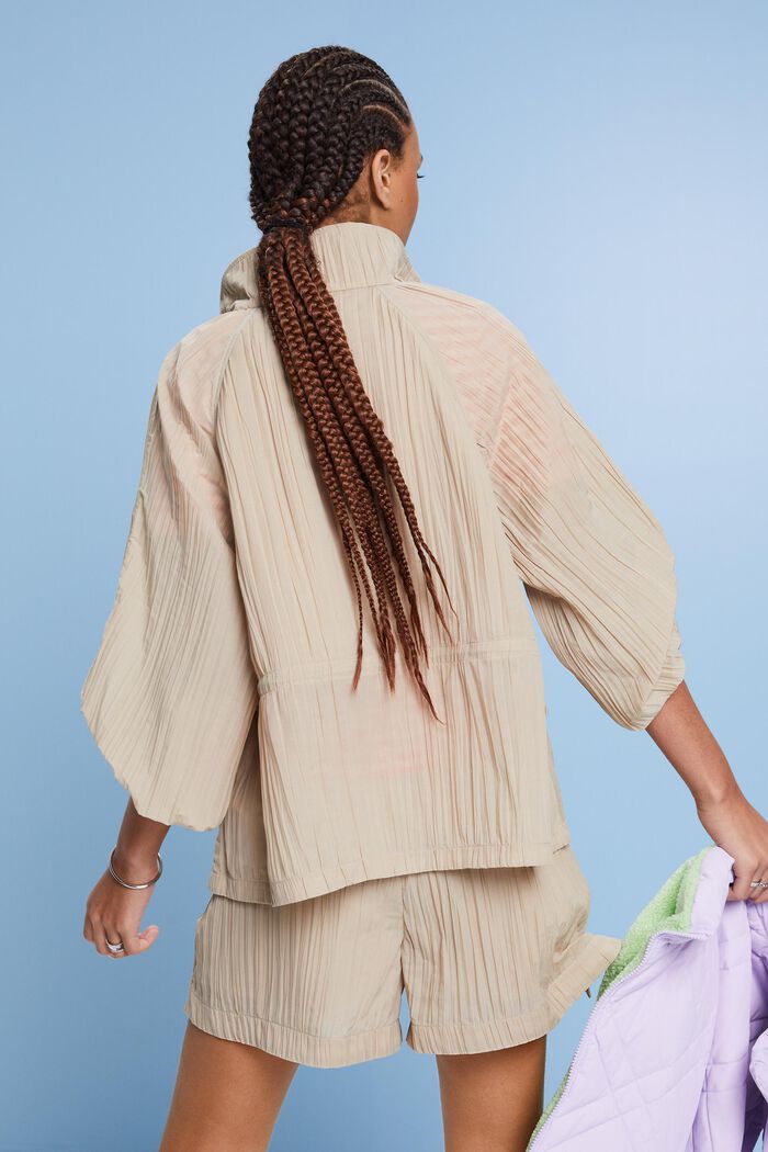 Plissierte Jacke mit Stehkragen