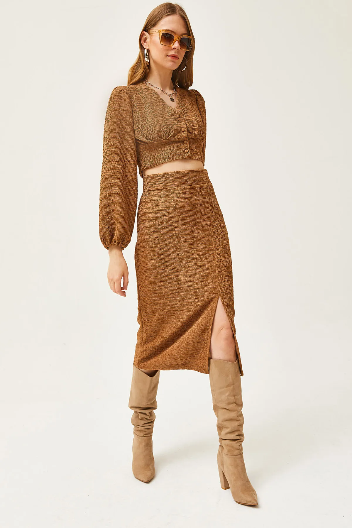 Olalook  Damen Strickanzug mit Schlitzrock in Kamel TKM-19000255