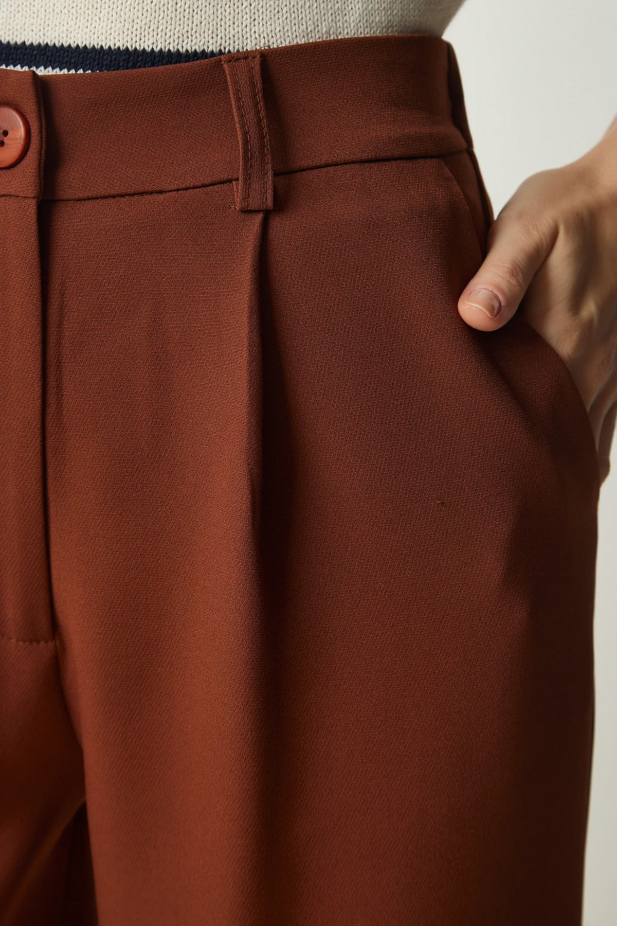 Happiness İstanbul  Damenhose aus gewebtem Stoff mit Fliesenfalten UB00188