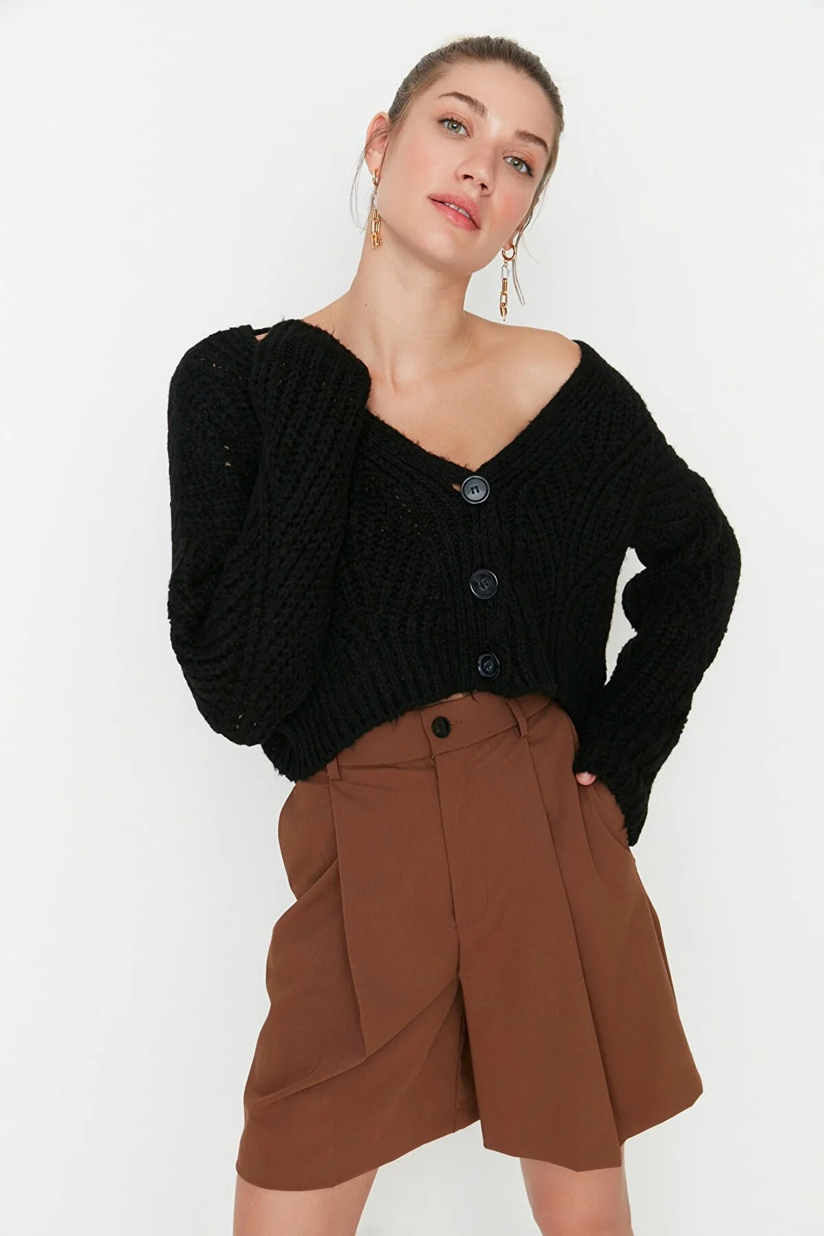 Trendyol Collection  Schwarzer kurzer weicher strukturierter Strickcardigan TWOAW21HI0017