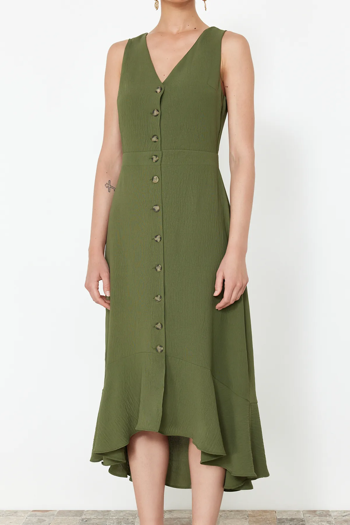 Trendyol Collection  Khaki Khaki gewebtes Midikleid mit Knopfdetail TWOSS23EL02158